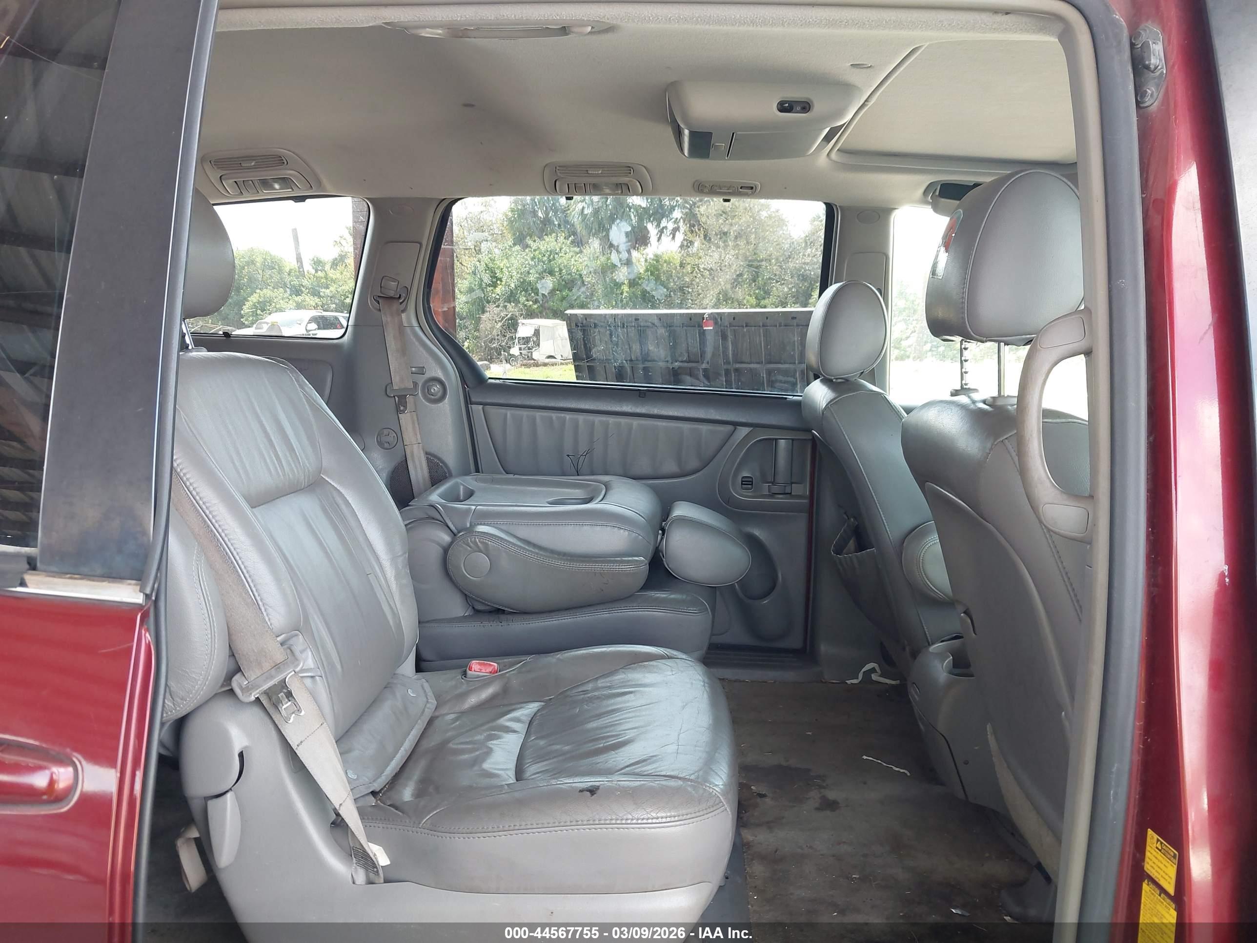 TOYOTA SIENNA image 8