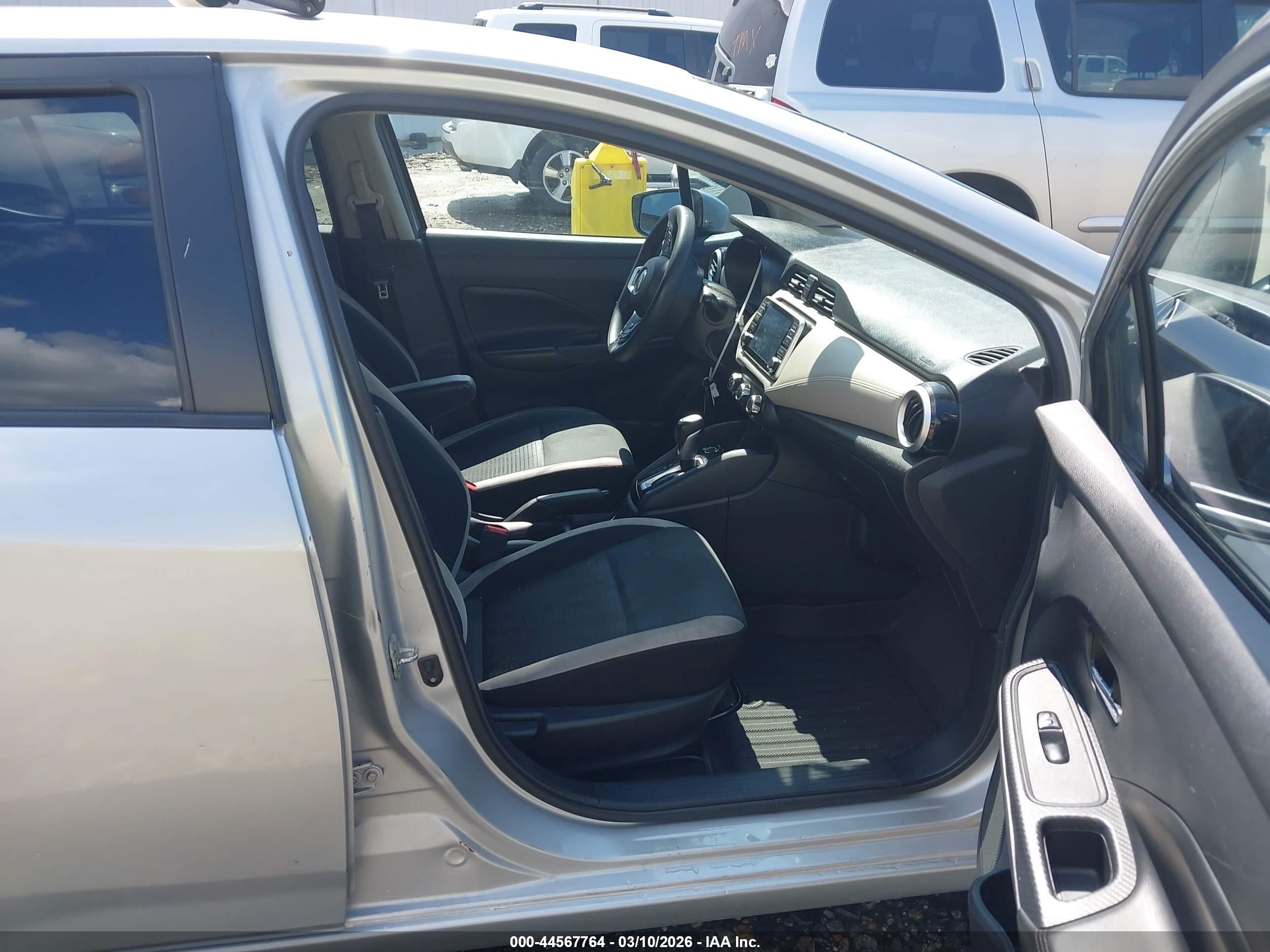 NISSAN VERSA image 5