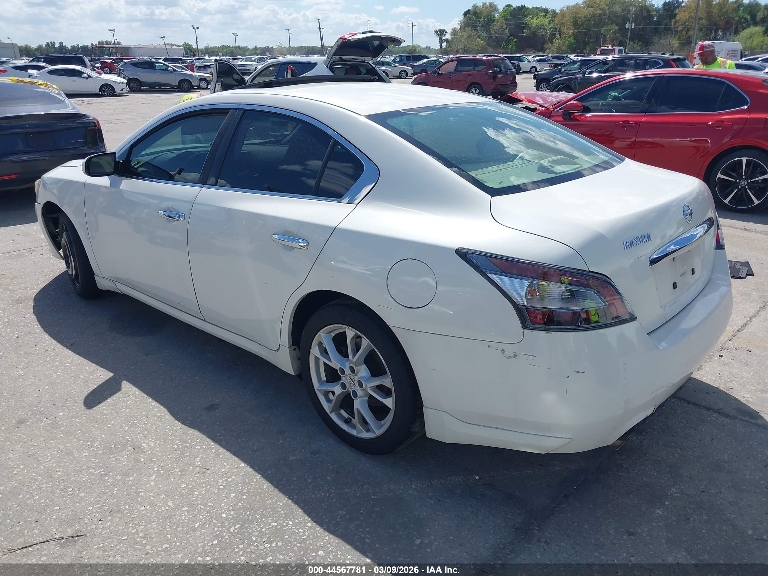 NISSAN MAXIMA image 3