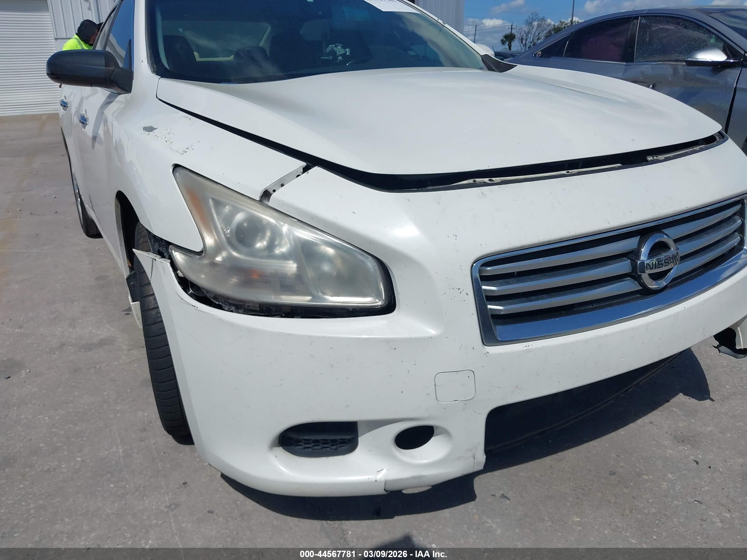 NISSAN MAXIMA image 6