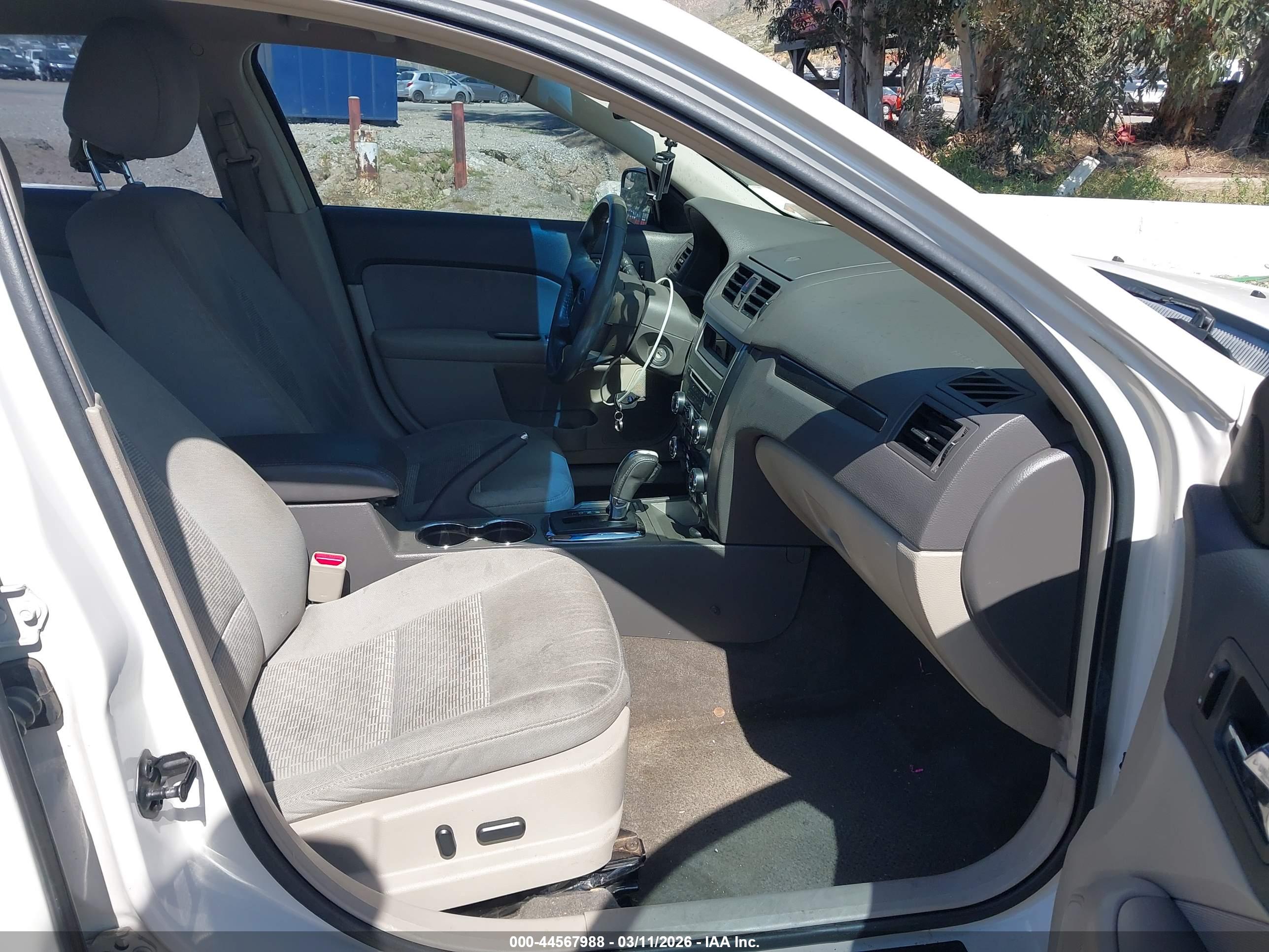 FORD FUSION image 5