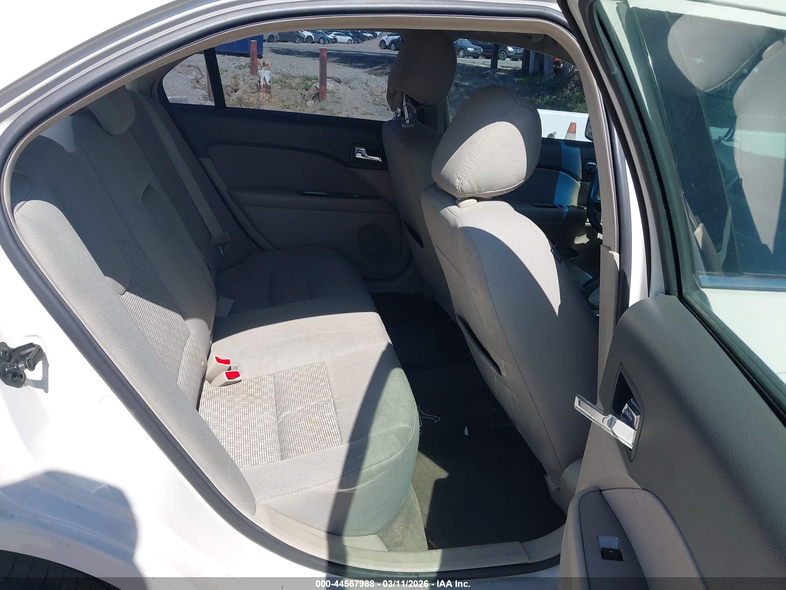 FORD FUSION image 8