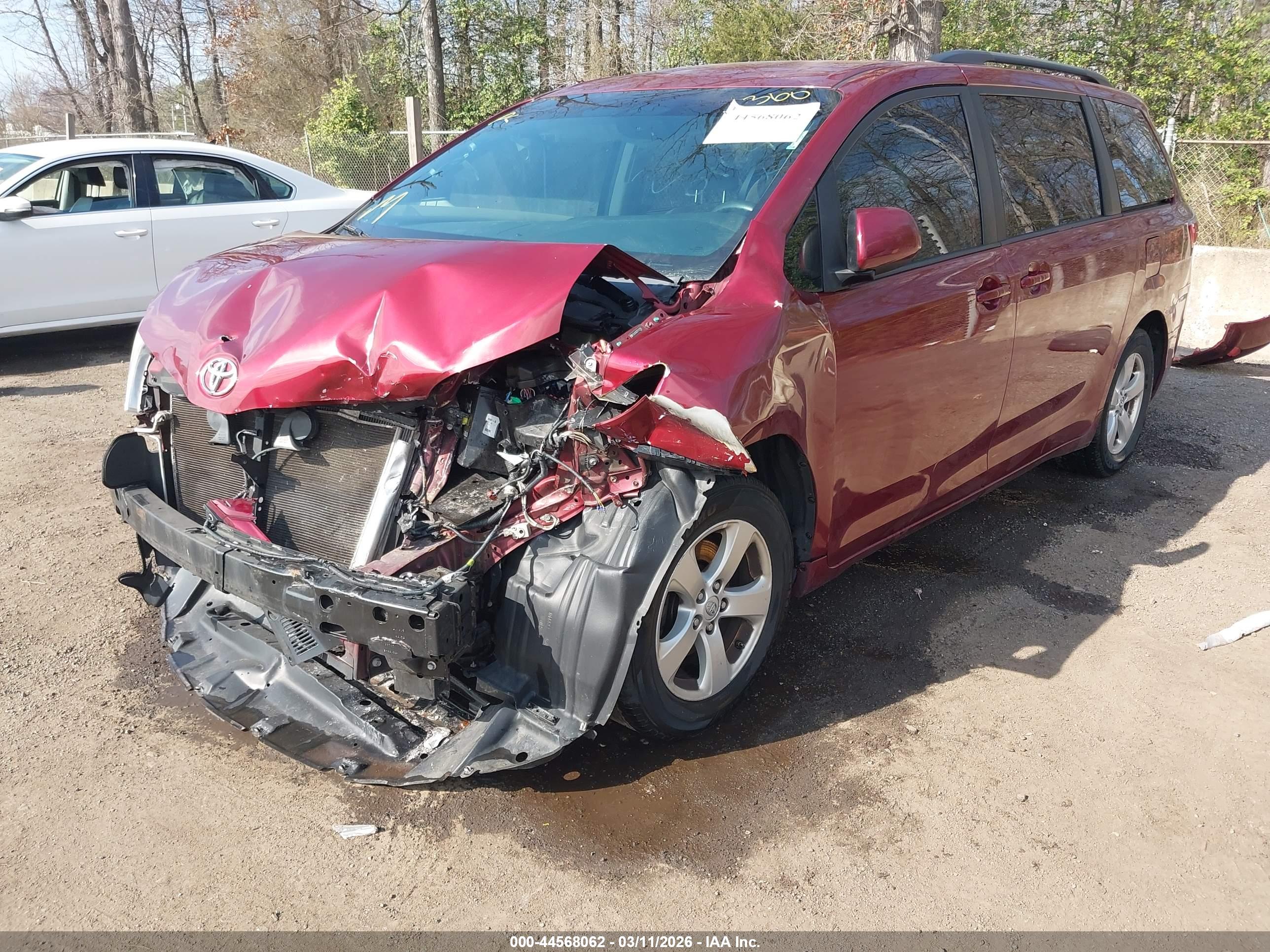 TOYOTA SIENNA image 2