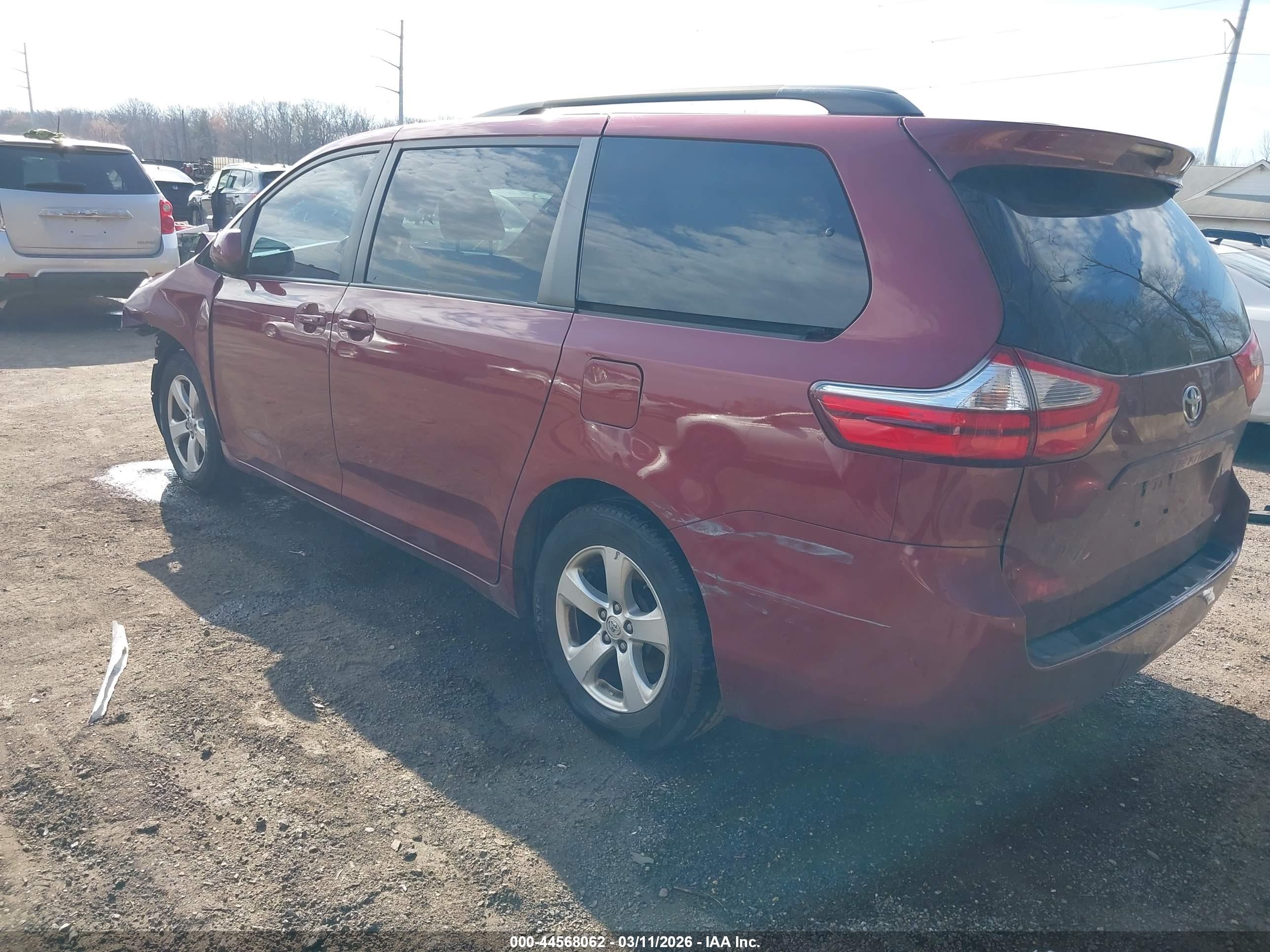 TOYOTA SIENNA image 3