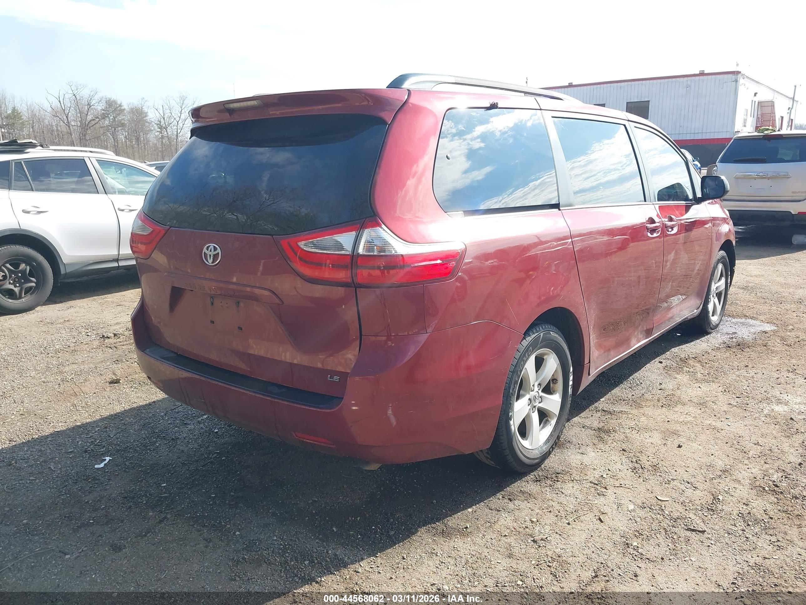 TOYOTA SIENNA image 4