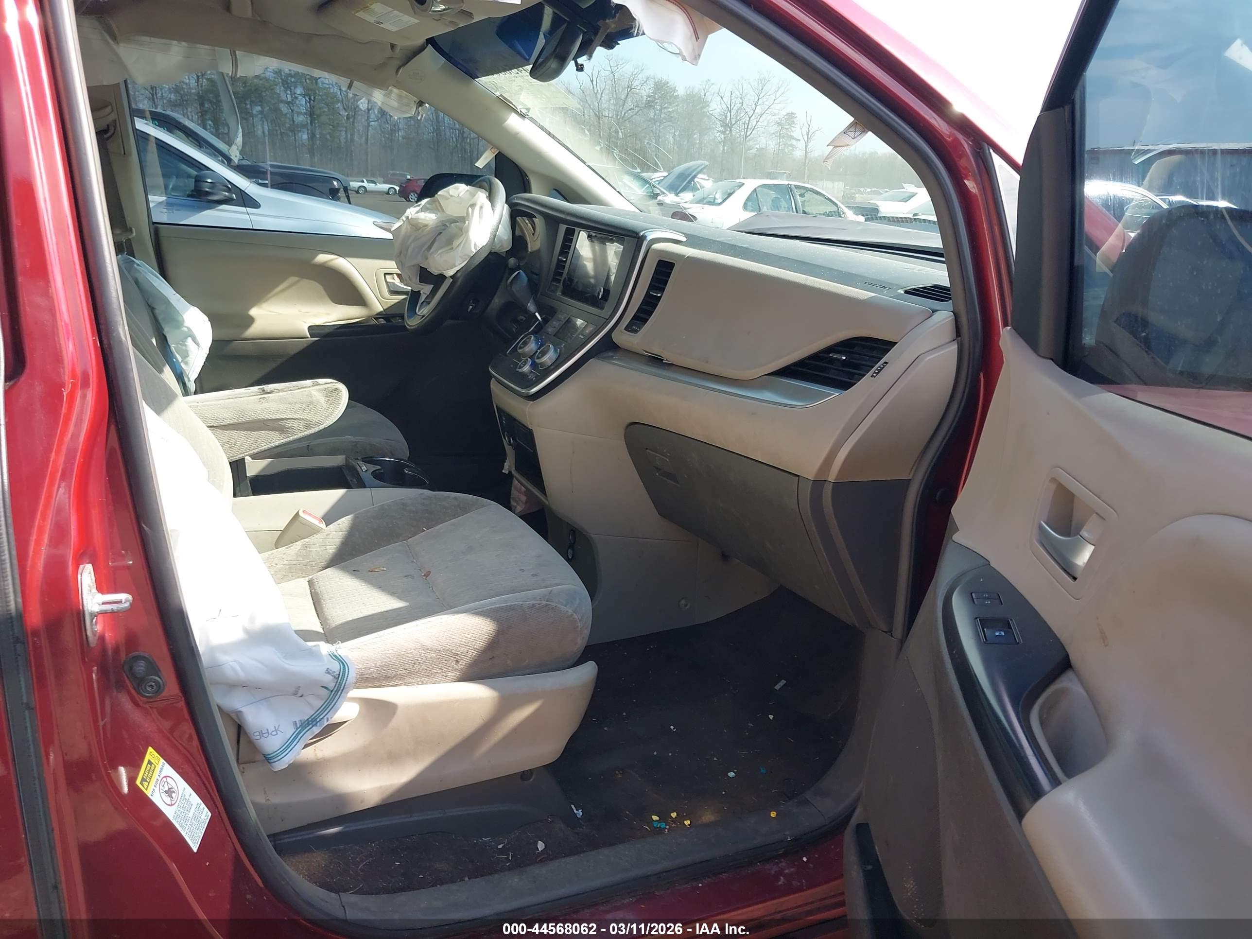 TOYOTA SIENNA image 5