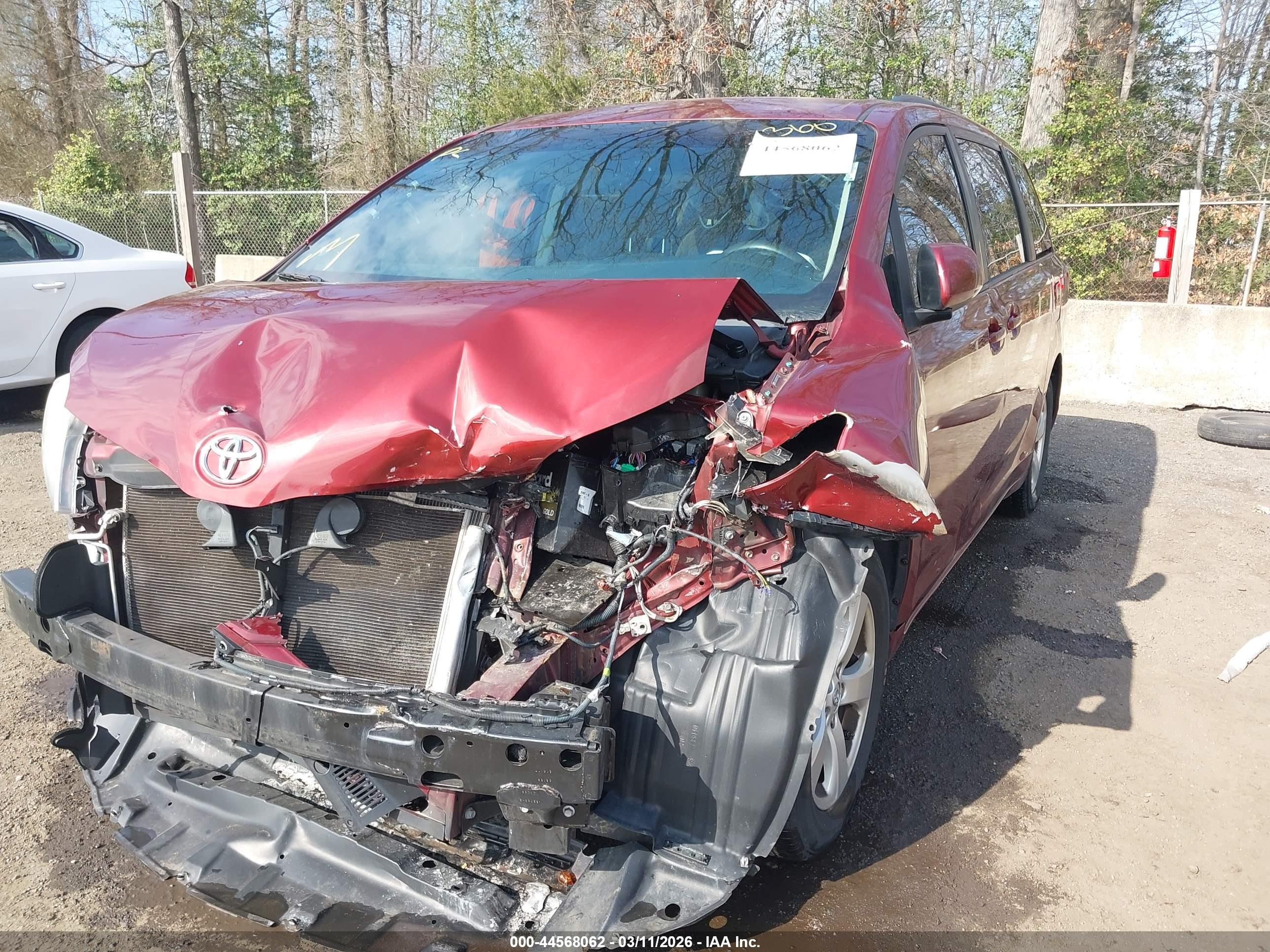 TOYOTA SIENNA image 6