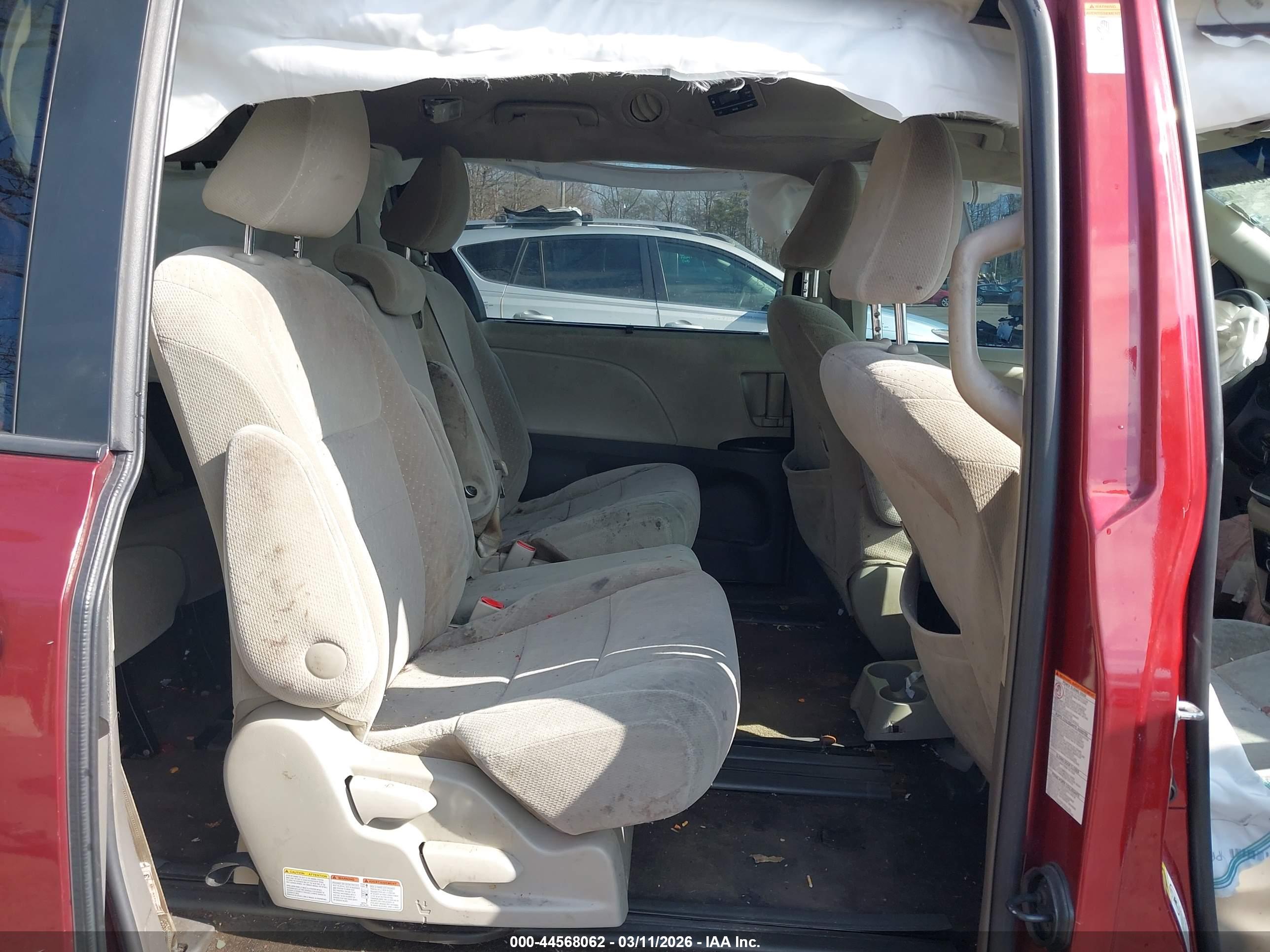 TOYOTA SIENNA image 8