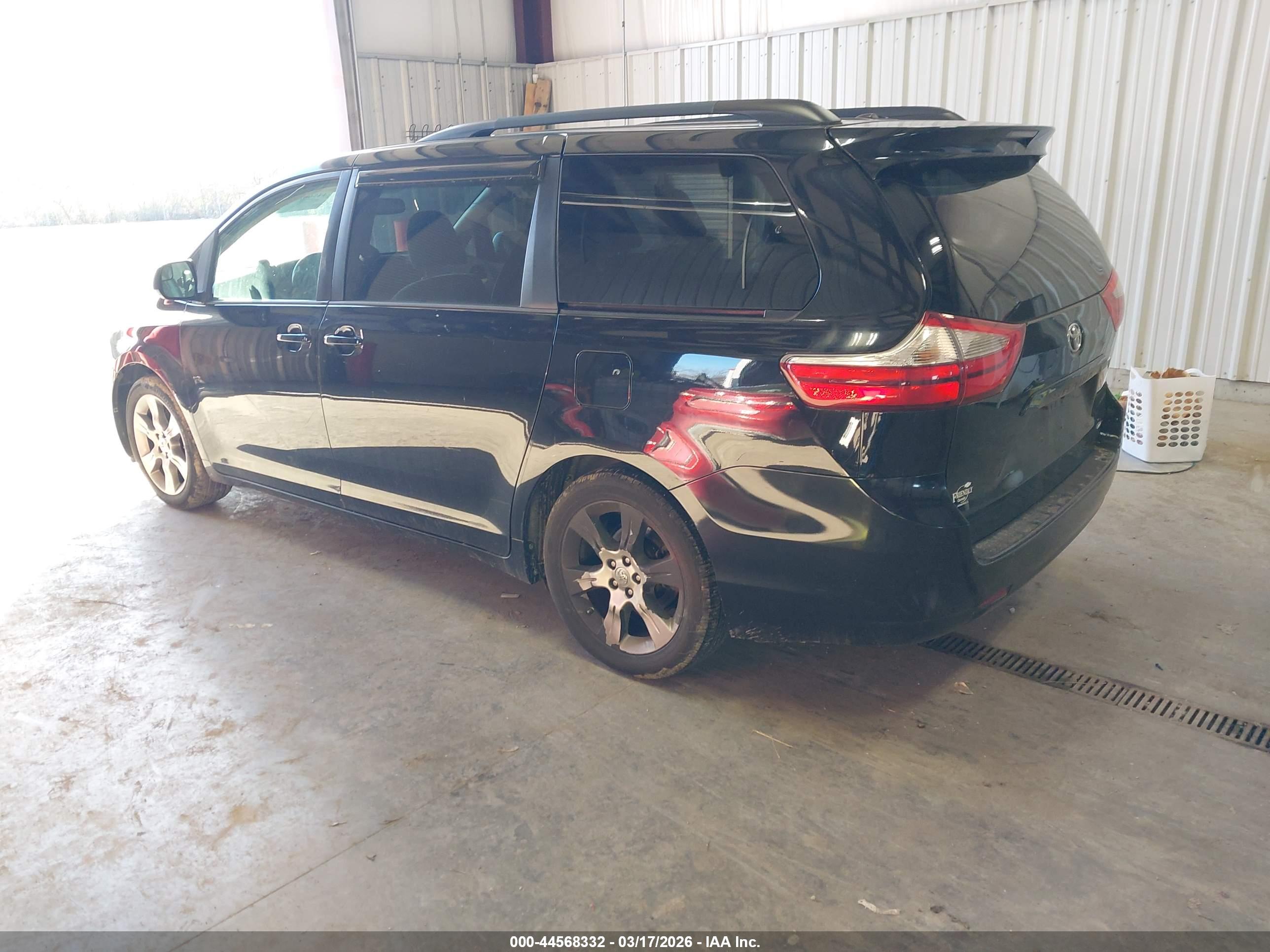 TOYOTA SIENNA image 3