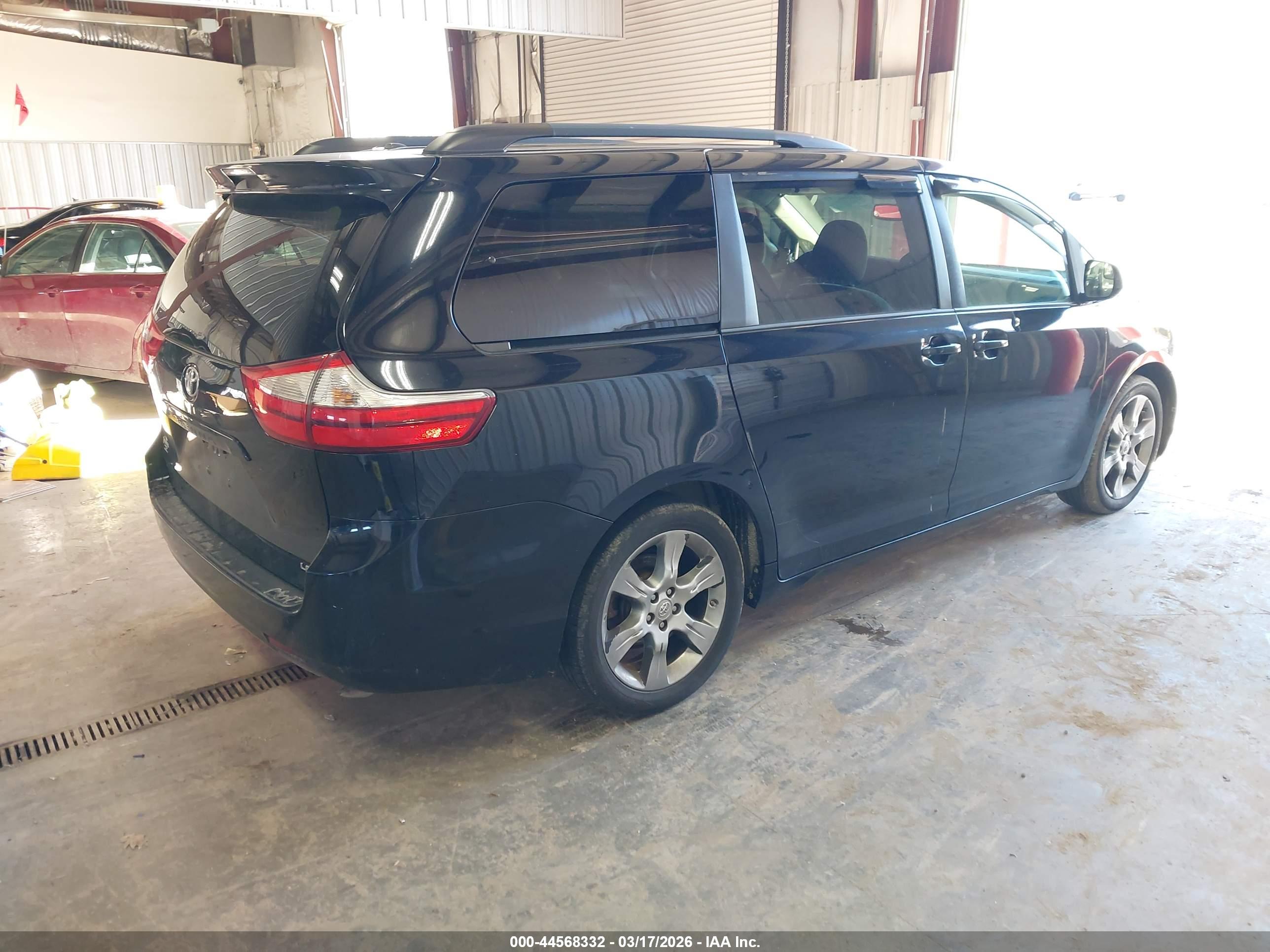 TOYOTA SIENNA image 4