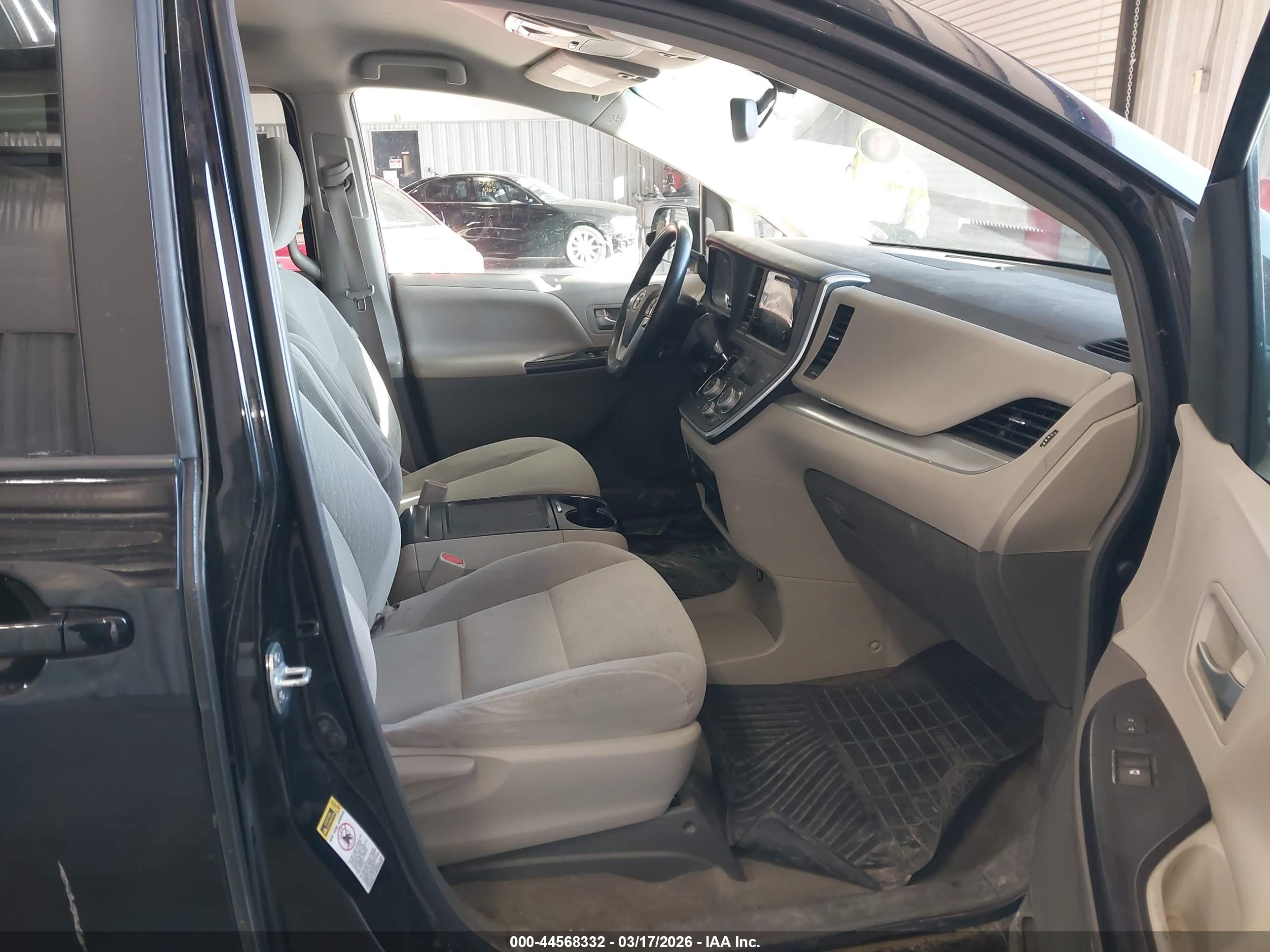 TOYOTA SIENNA image 5