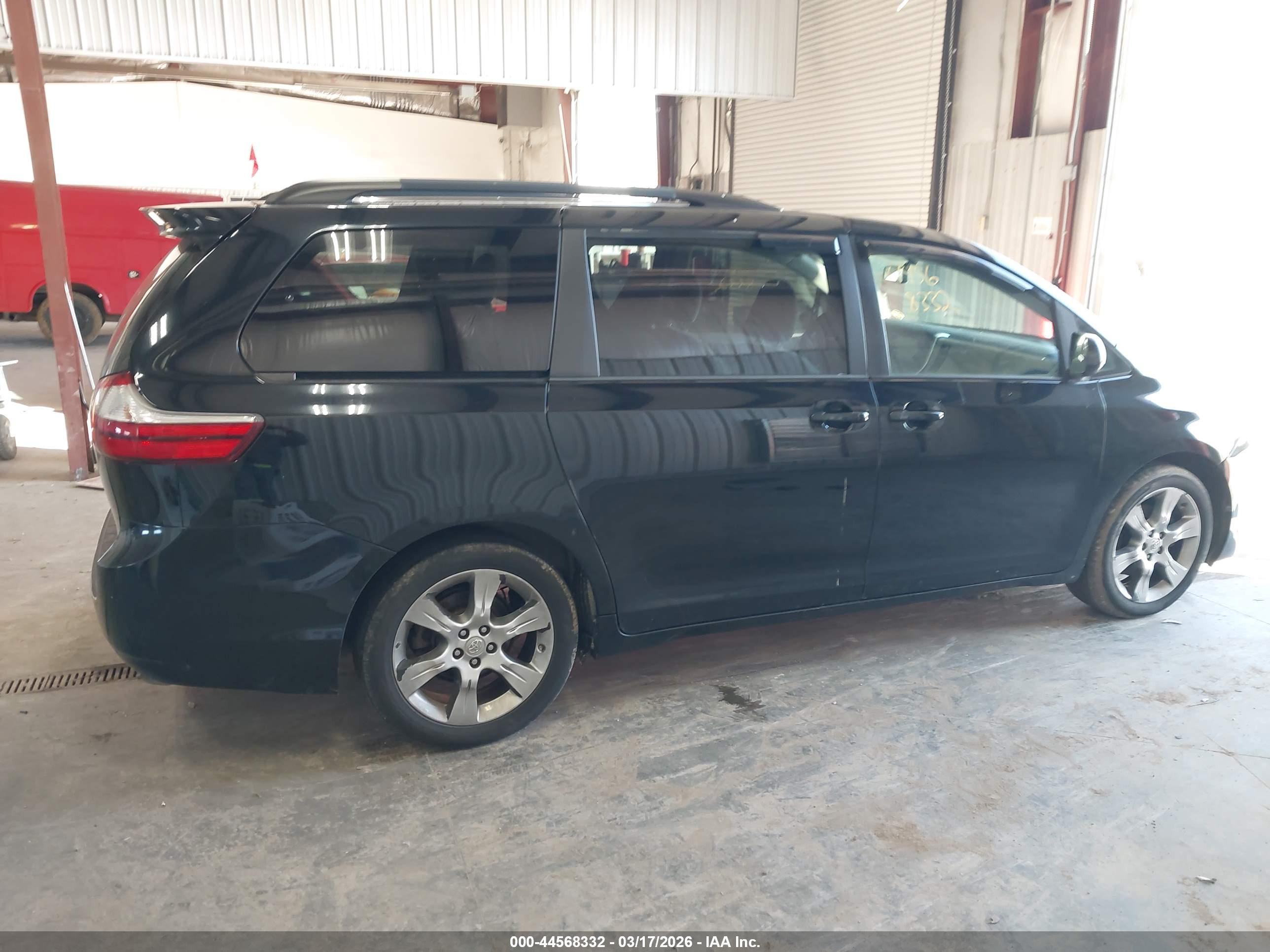 TOYOTA SIENNA image 6
