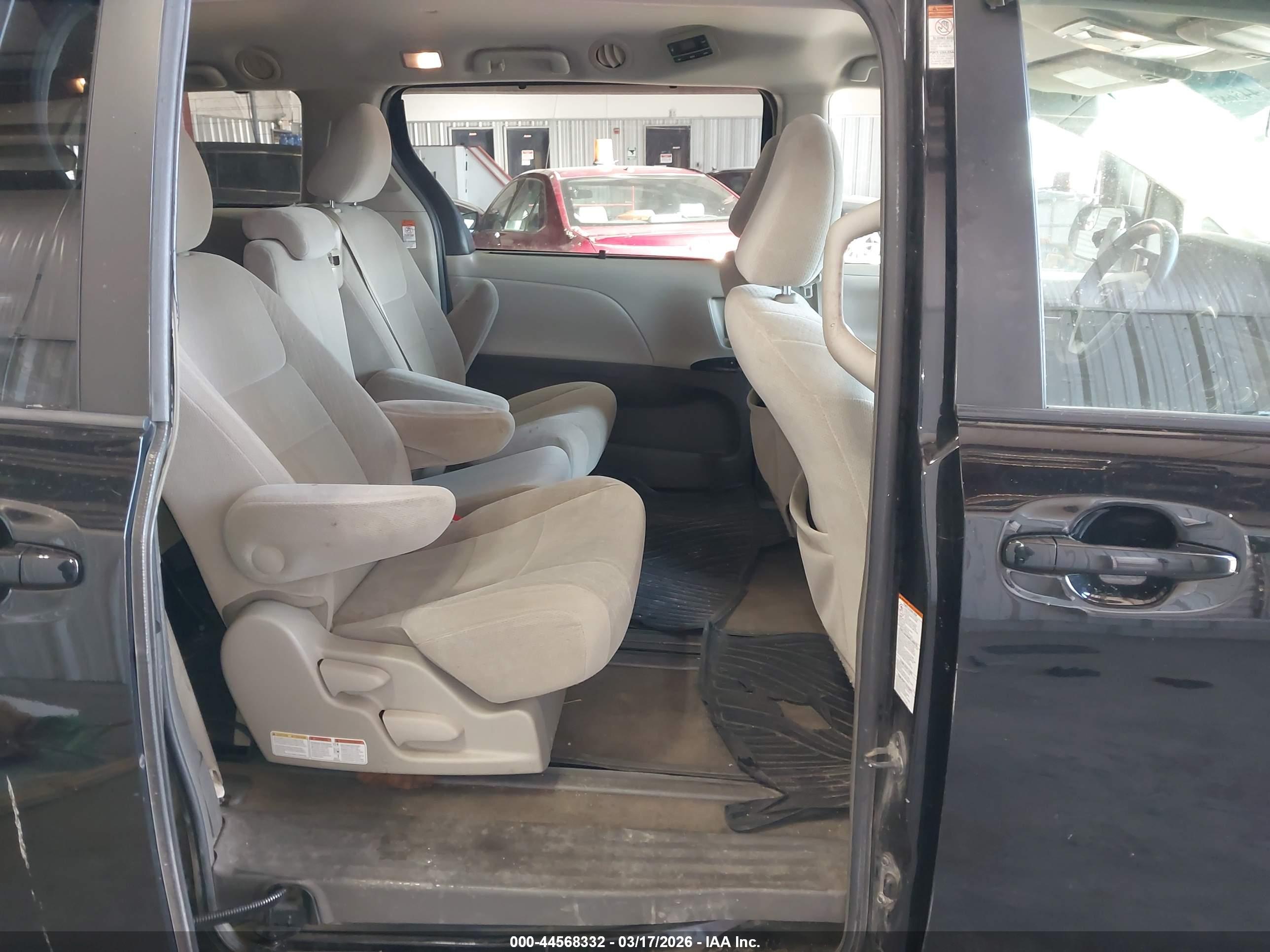 TOYOTA SIENNA image 8