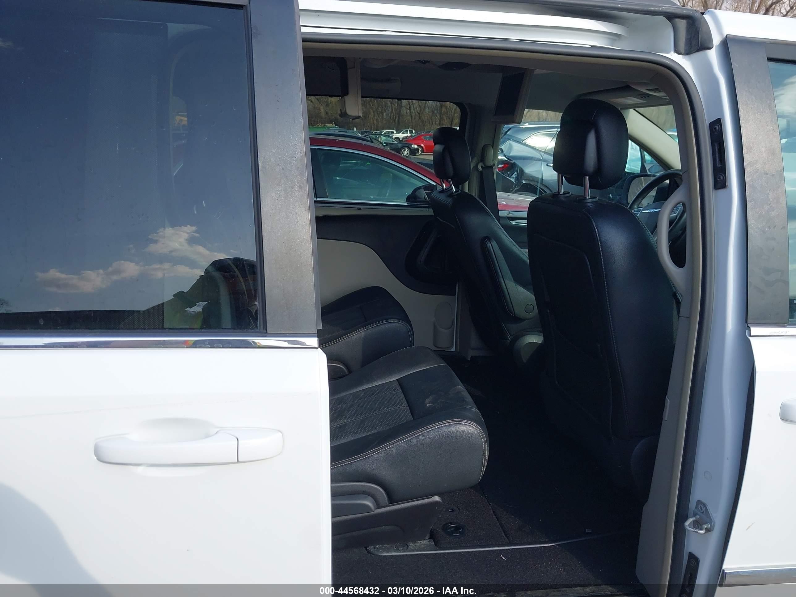 CHRYSLER TOWN image 8