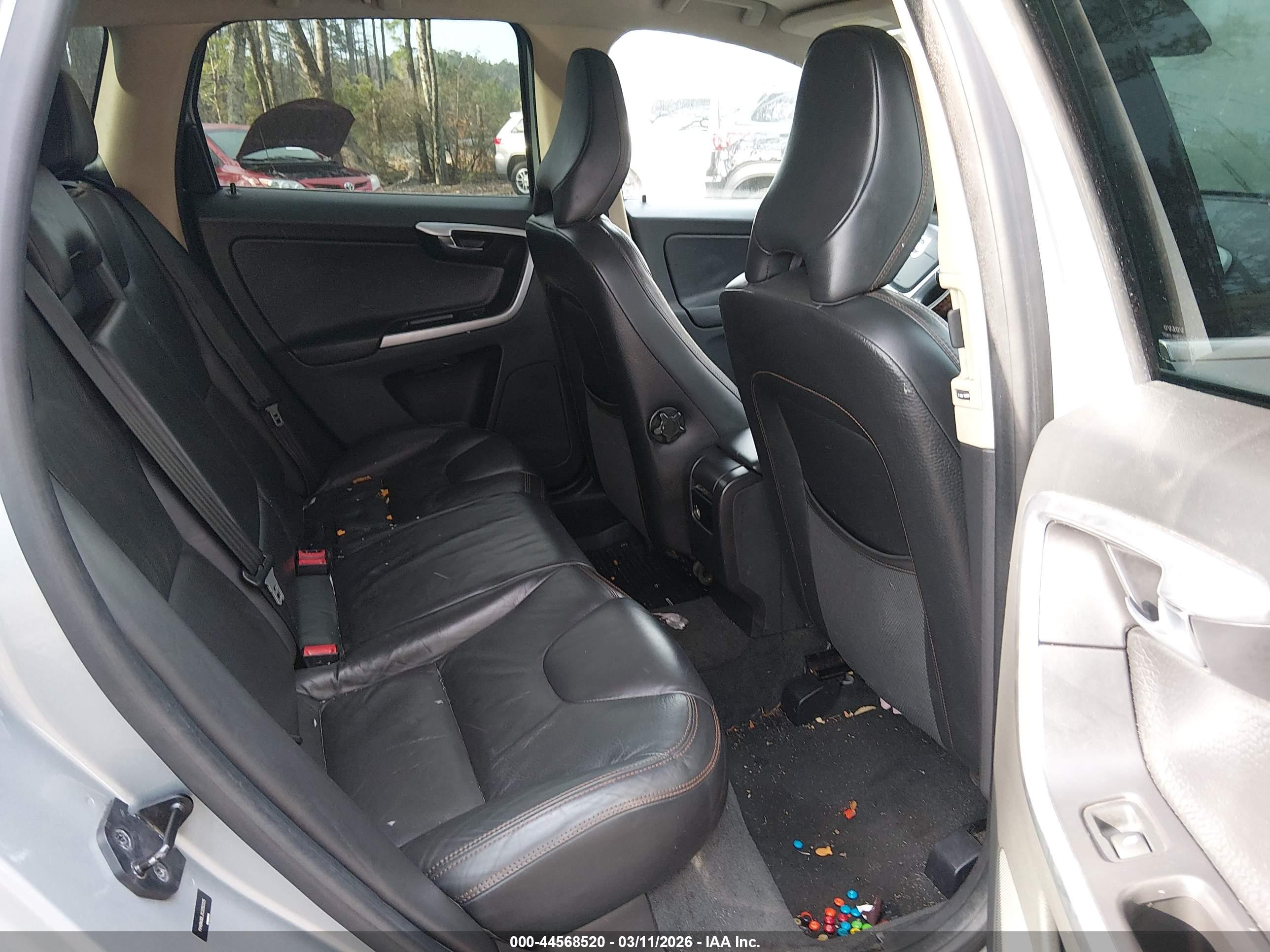 VOLVO XC60 image 8