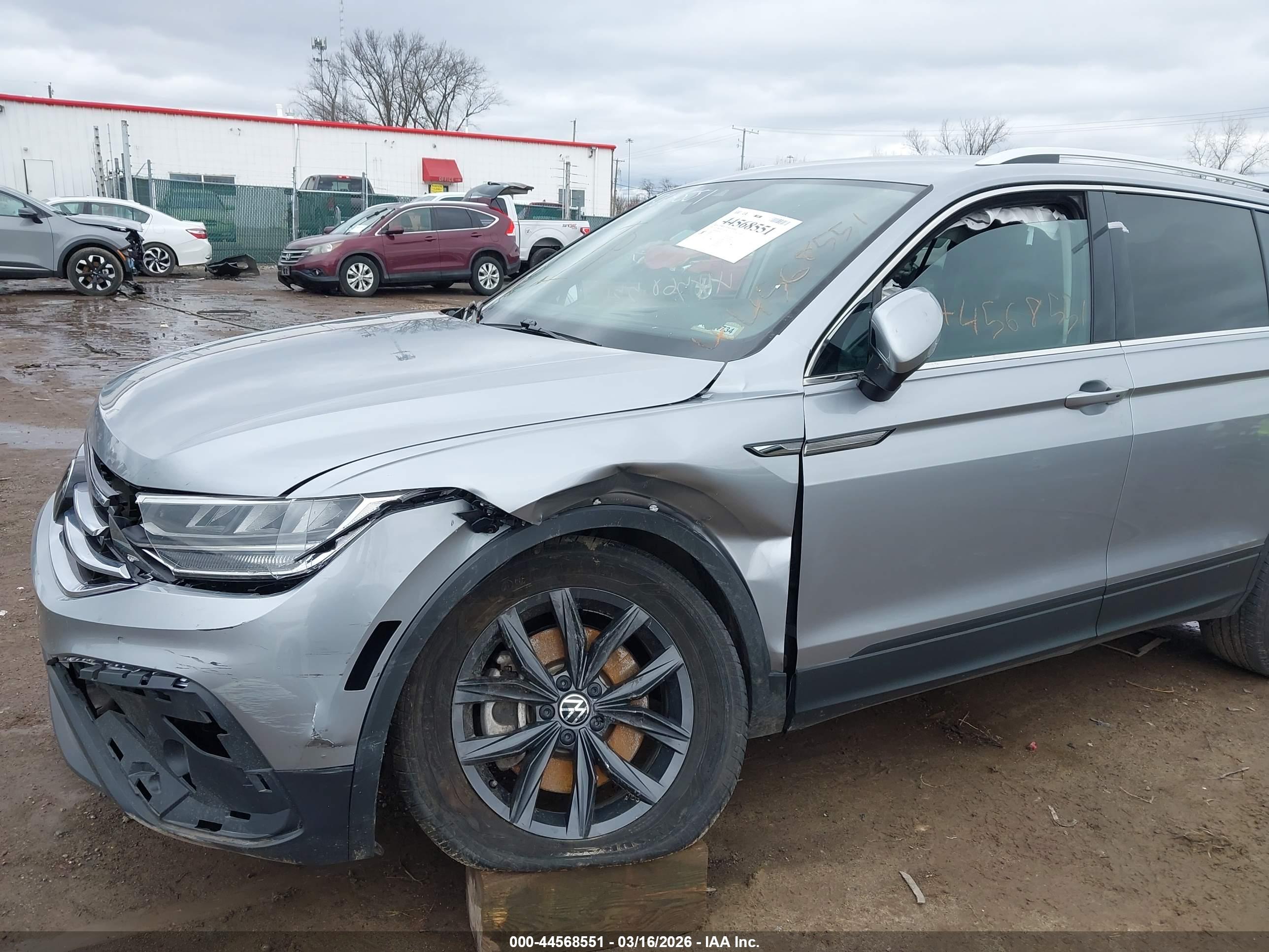 VOLKSWAGEN TIGUAN image 6