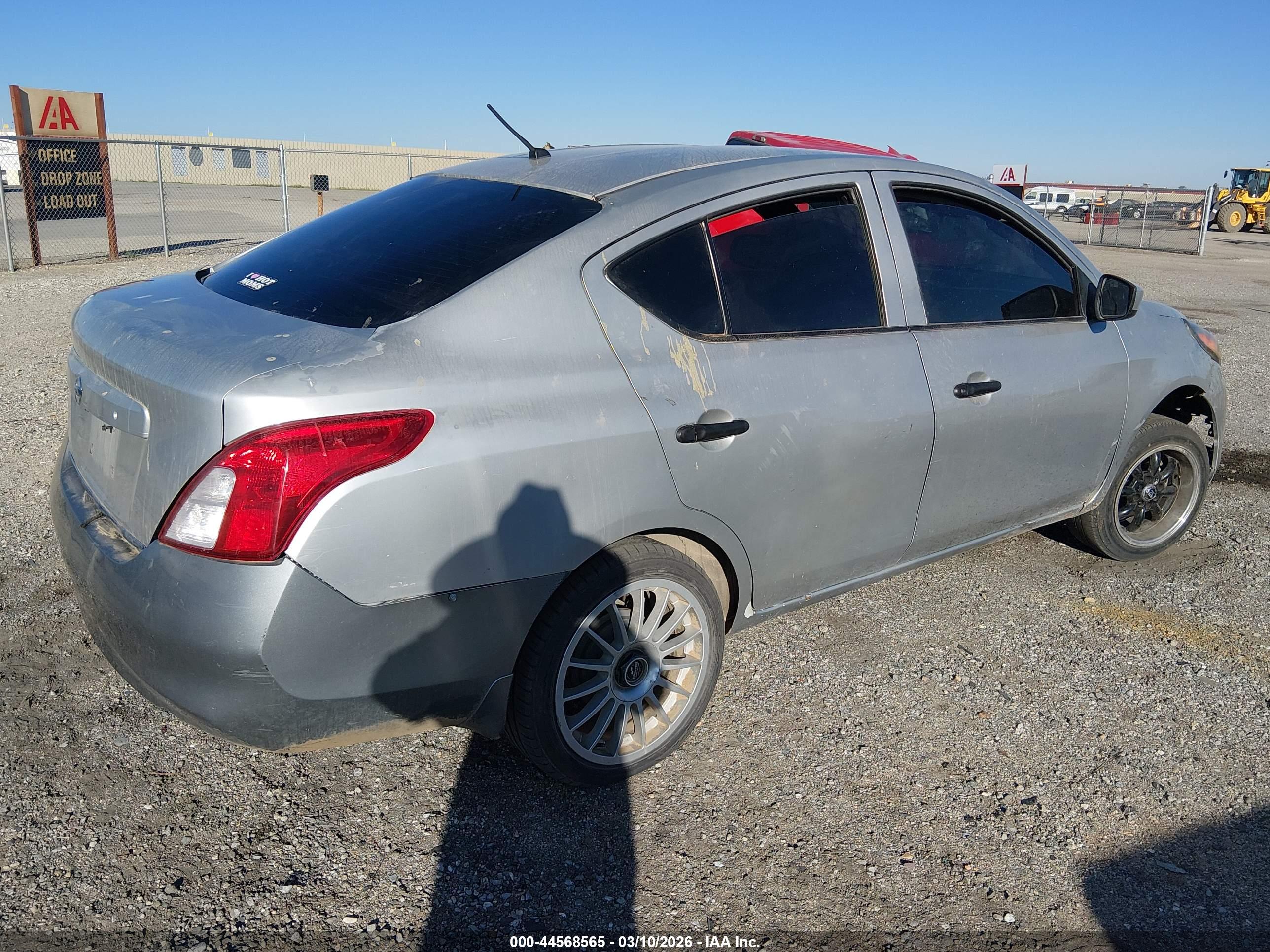 NISSAN VERSA image 4