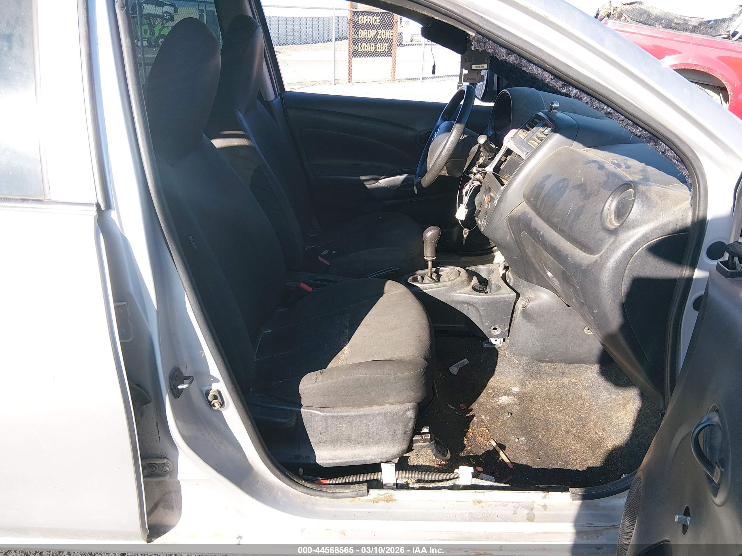 NISSAN VERSA image 5