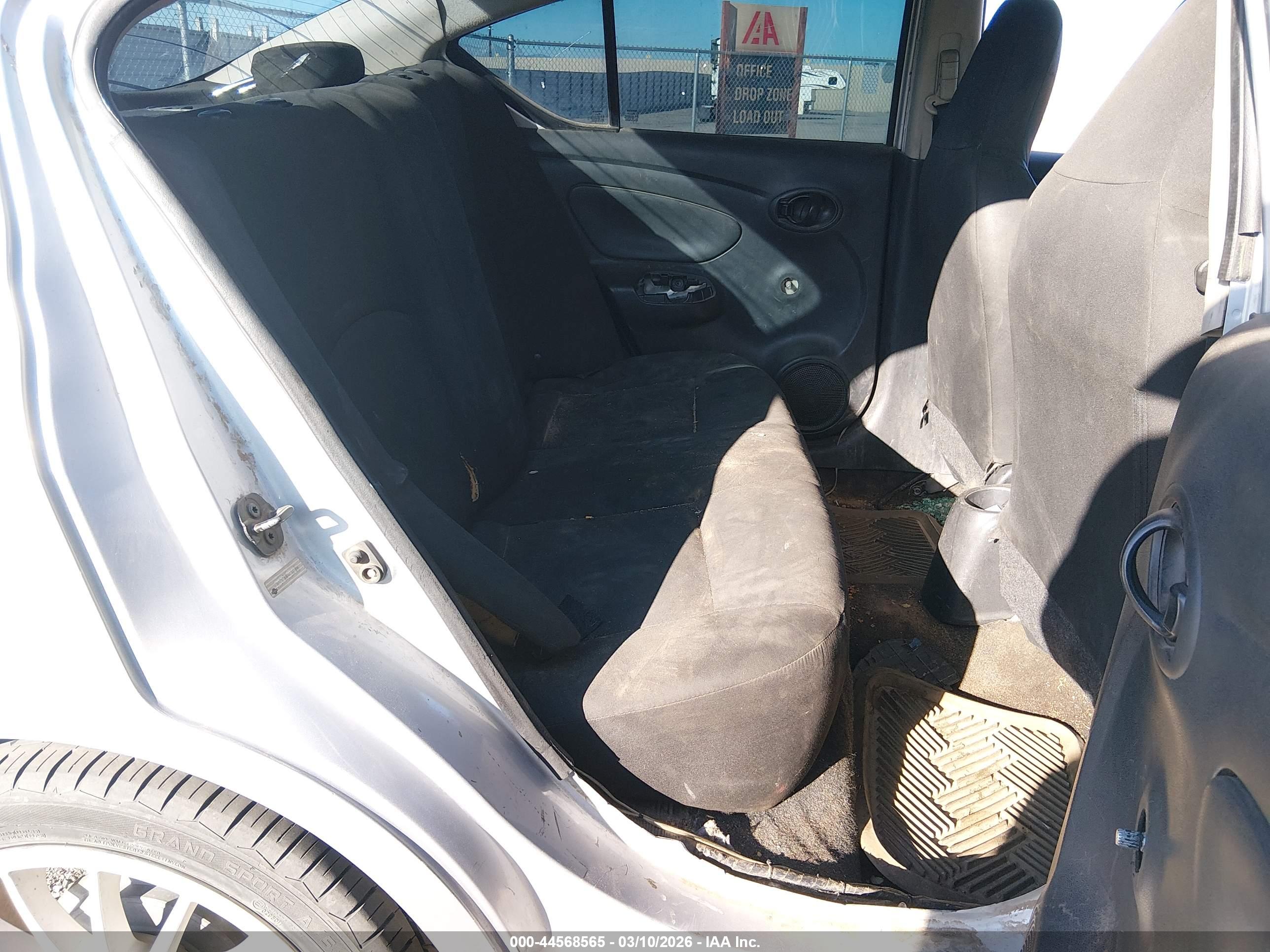 NISSAN VERSA image 8