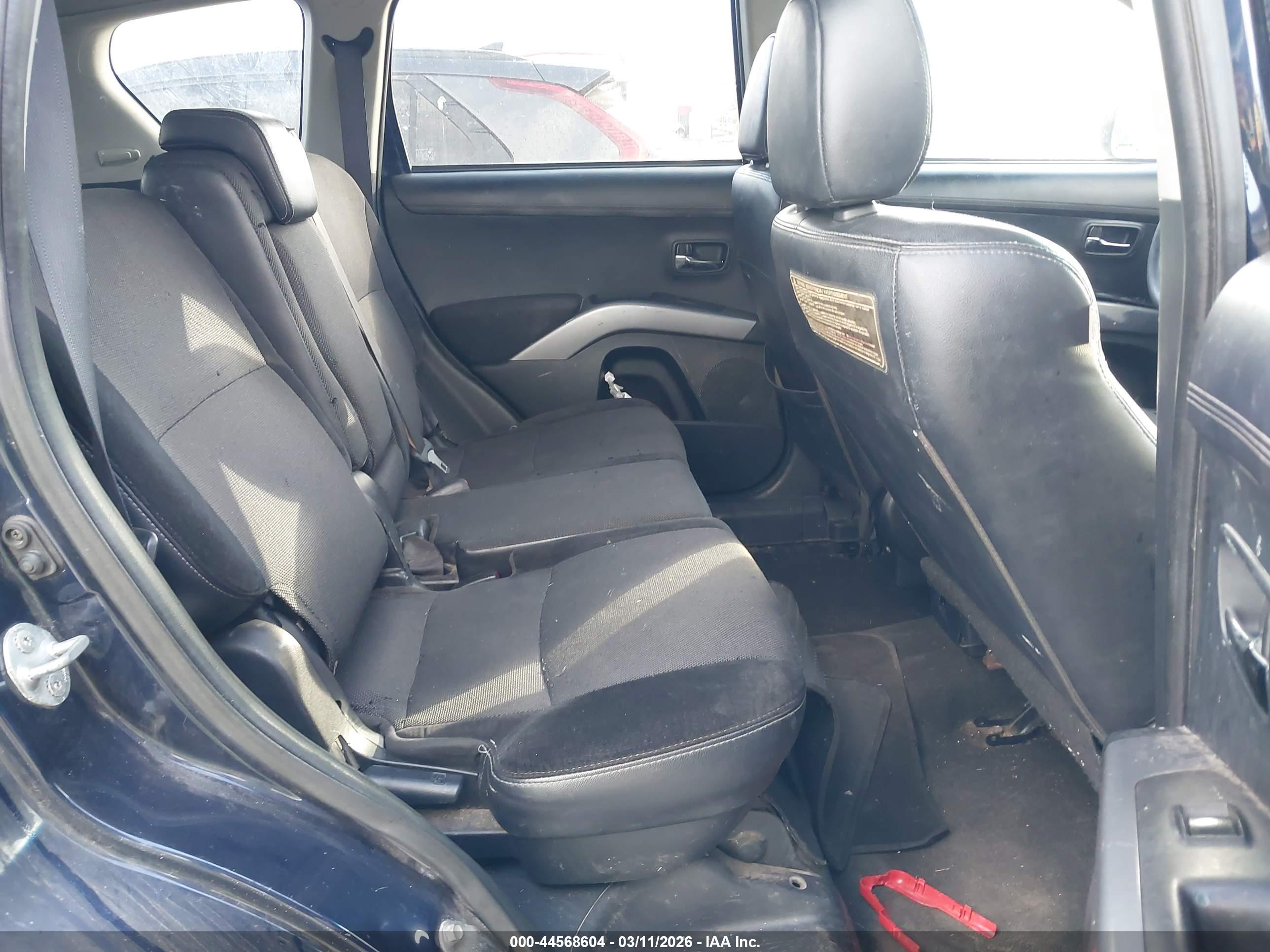 MITSUBISHI OUTLANDER image 8