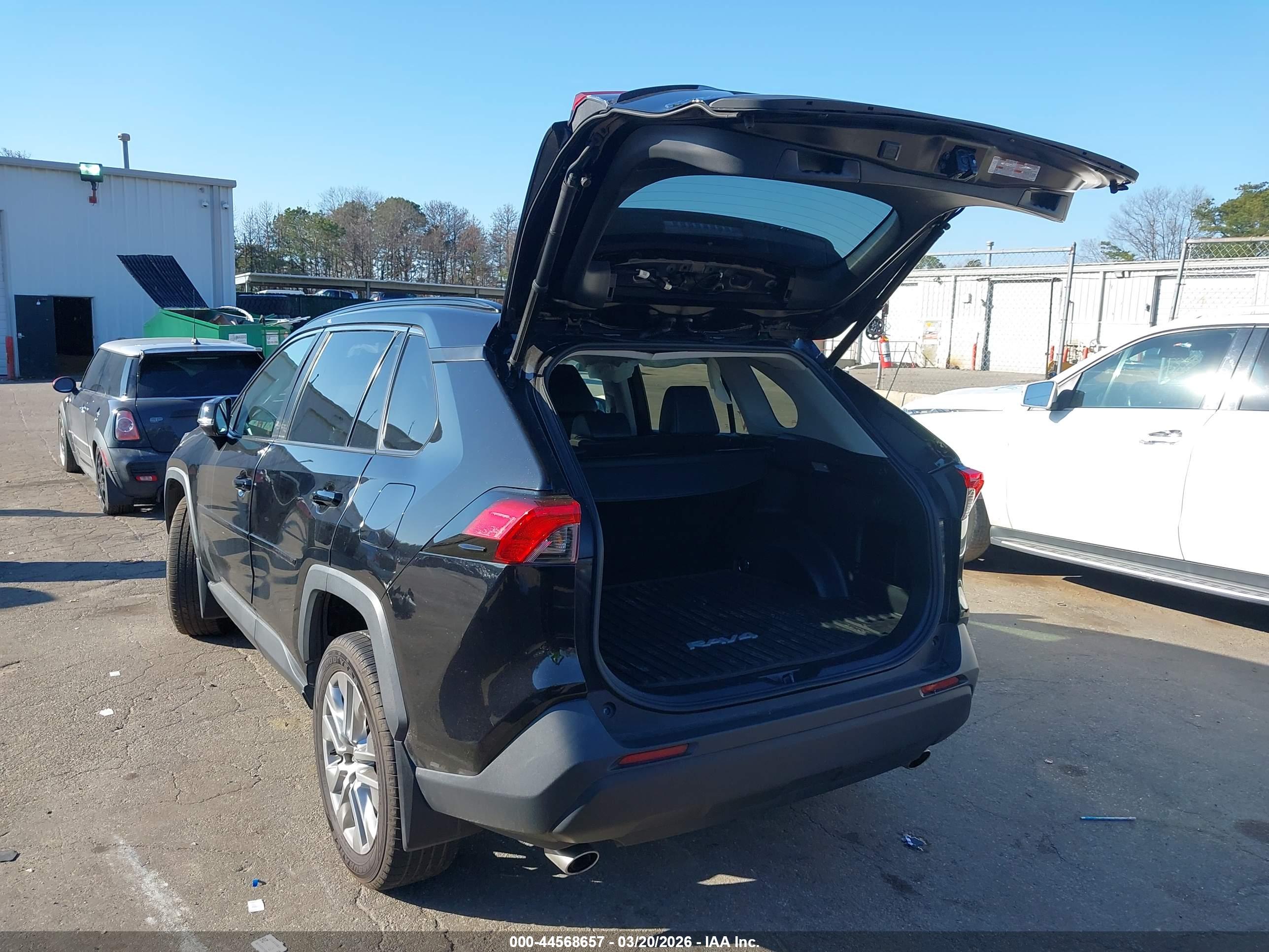 TOYOTA RAV4 image 3