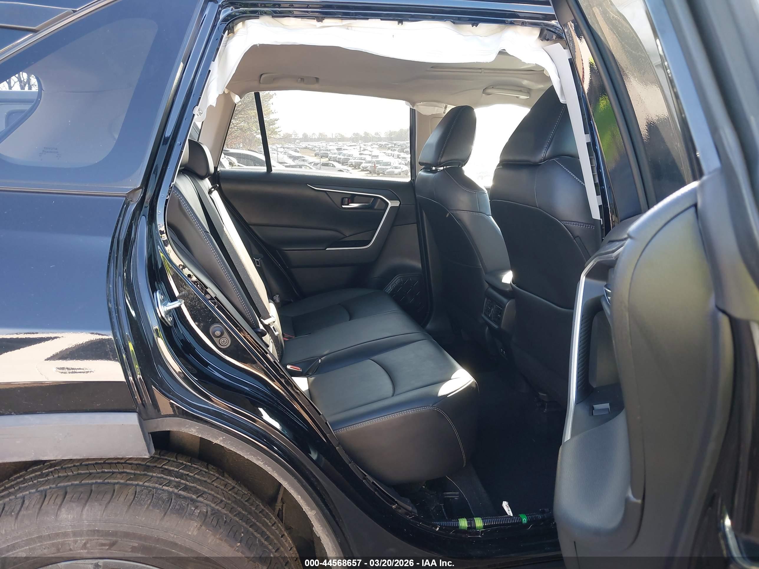 TOYOTA RAV4 image 8