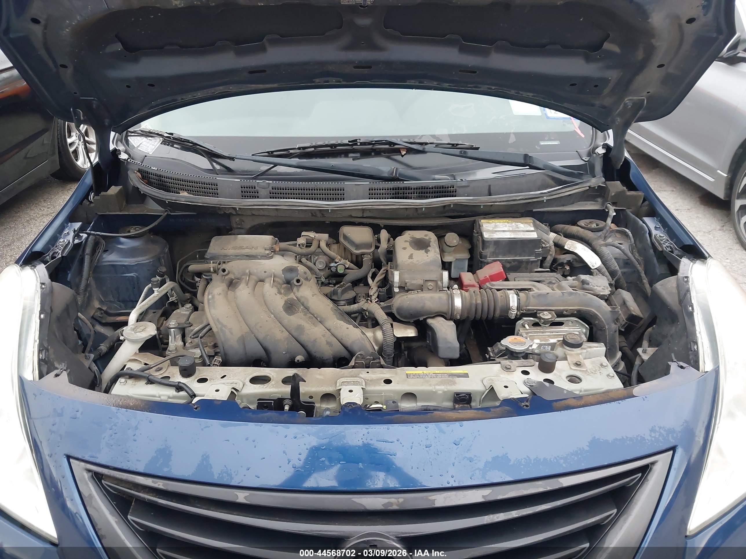 NISSAN VERSA image 10