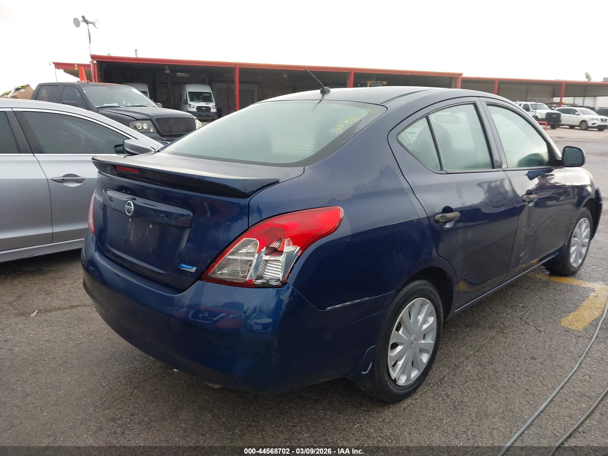 NISSAN VERSA image 4