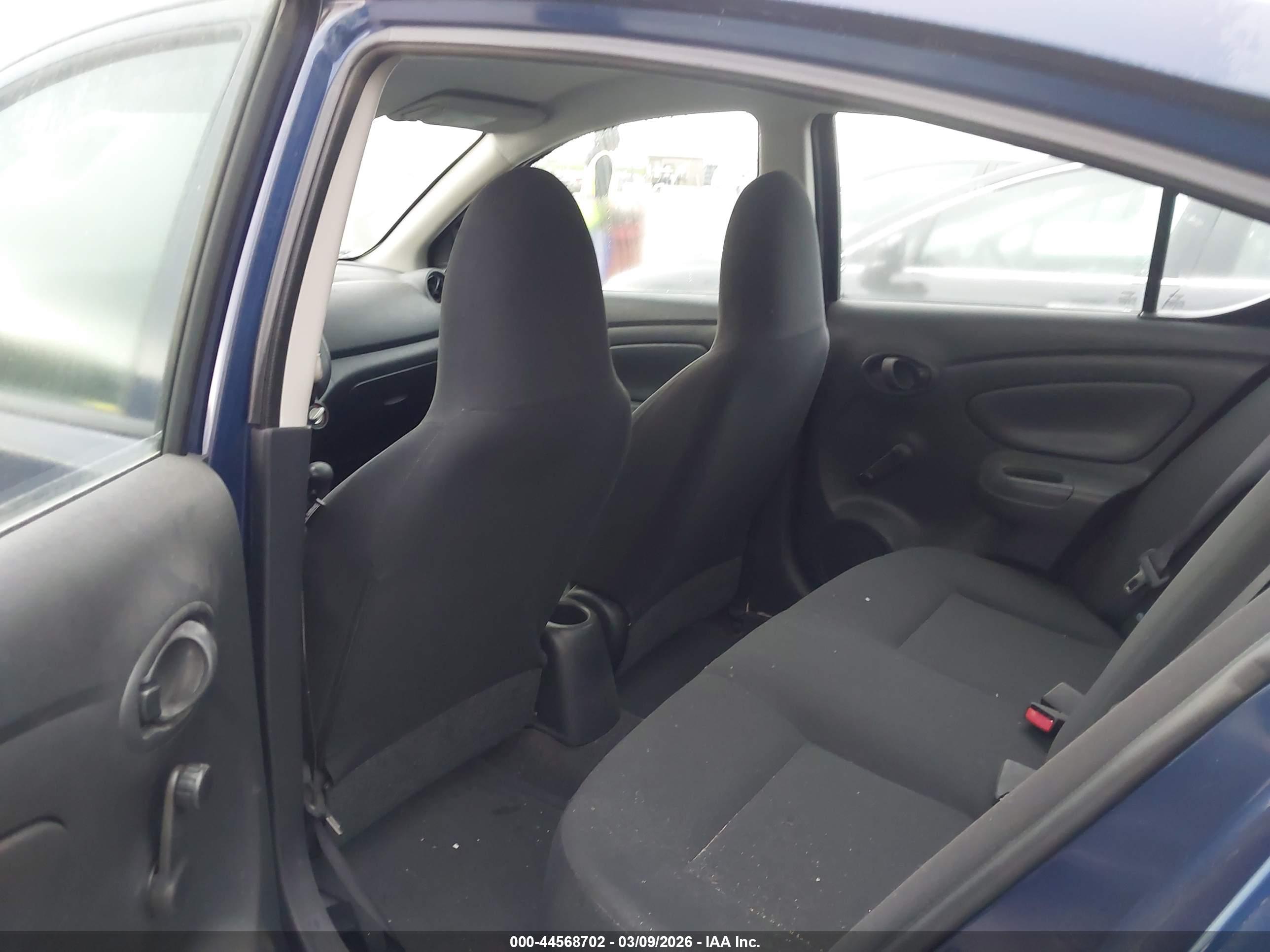 NISSAN VERSA image 8
