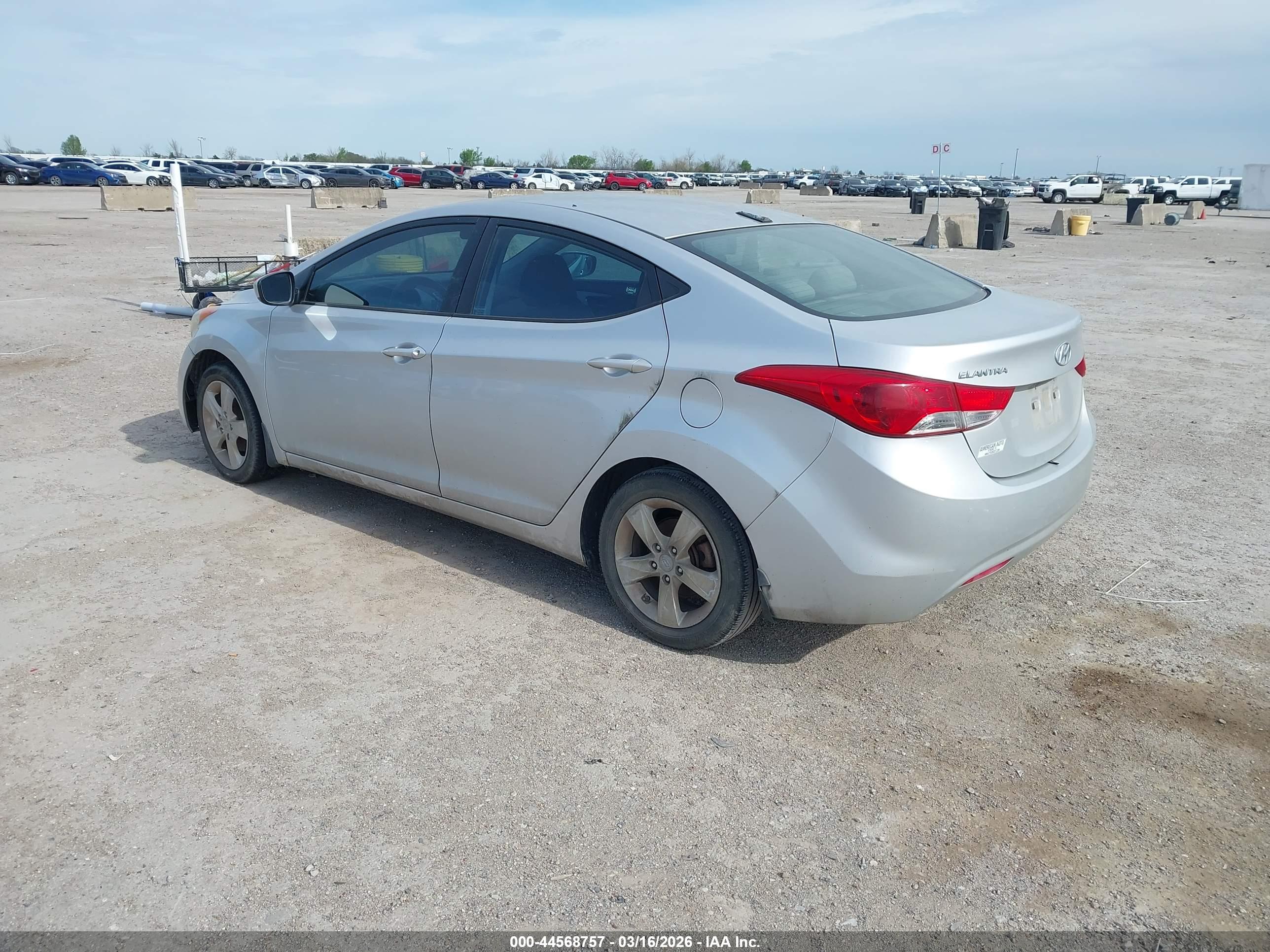 HYUNDAI ELANTRA image 3