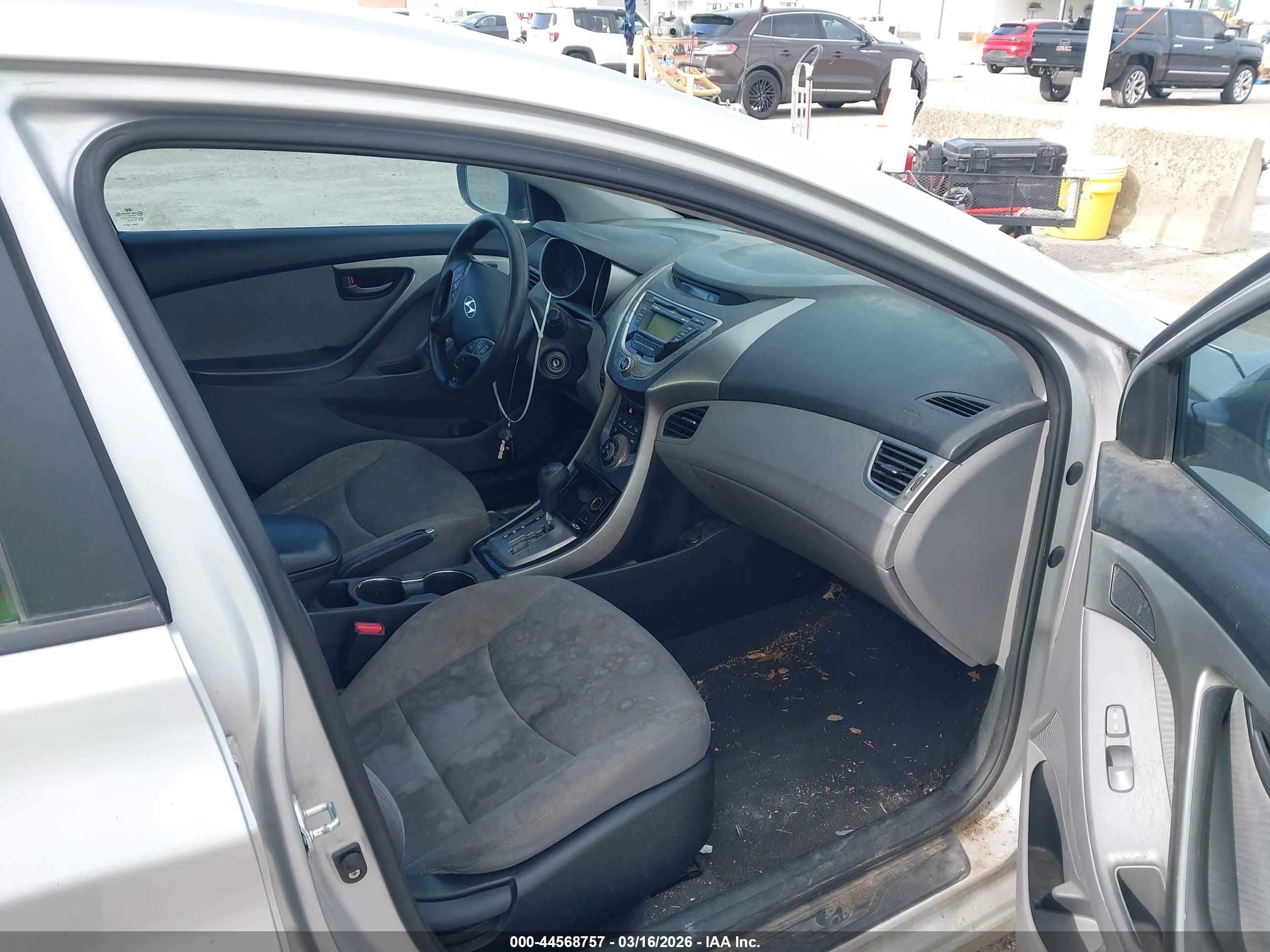 HYUNDAI ELANTRA image 5