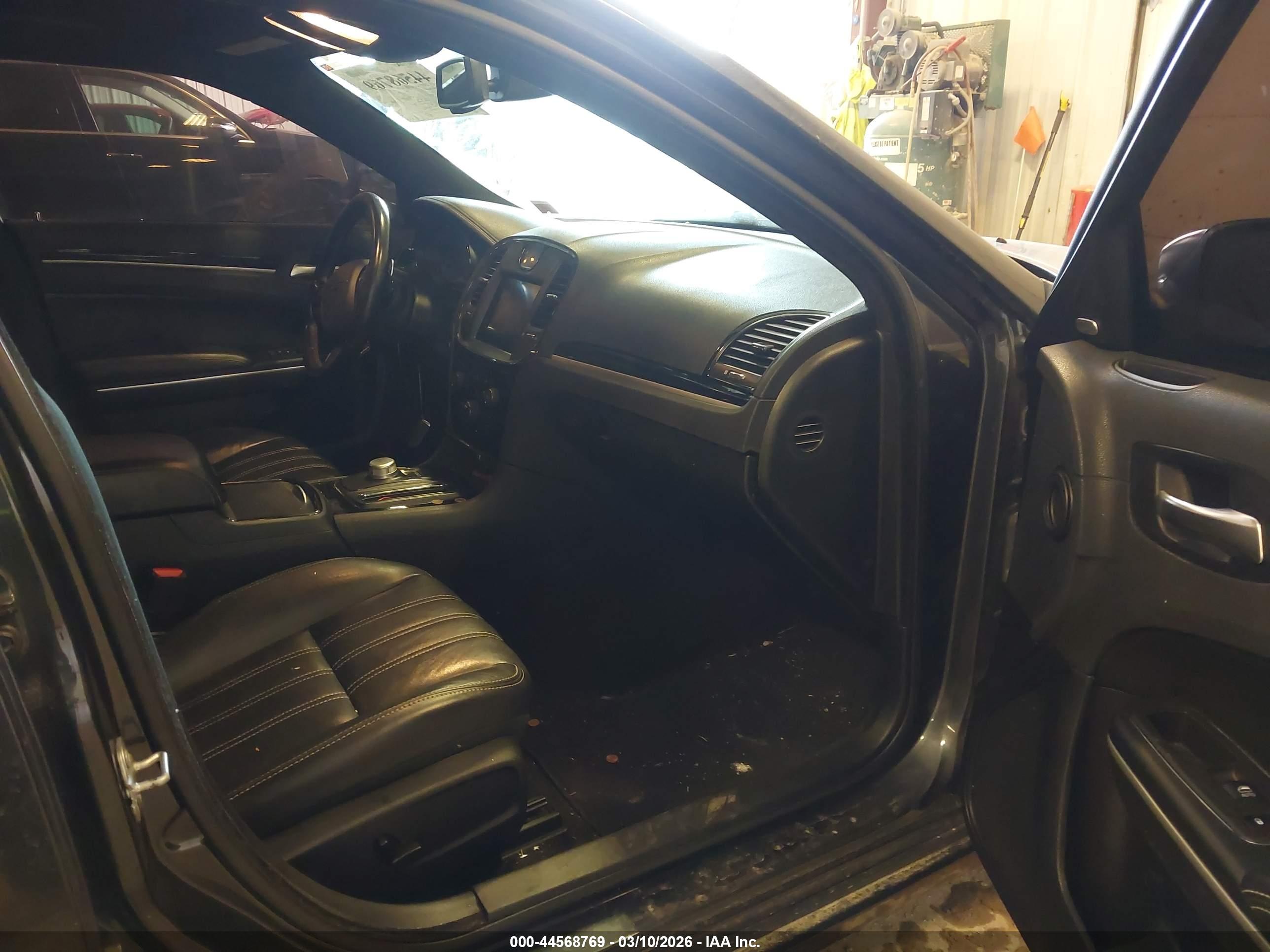 CHRYSLER 300 image 5