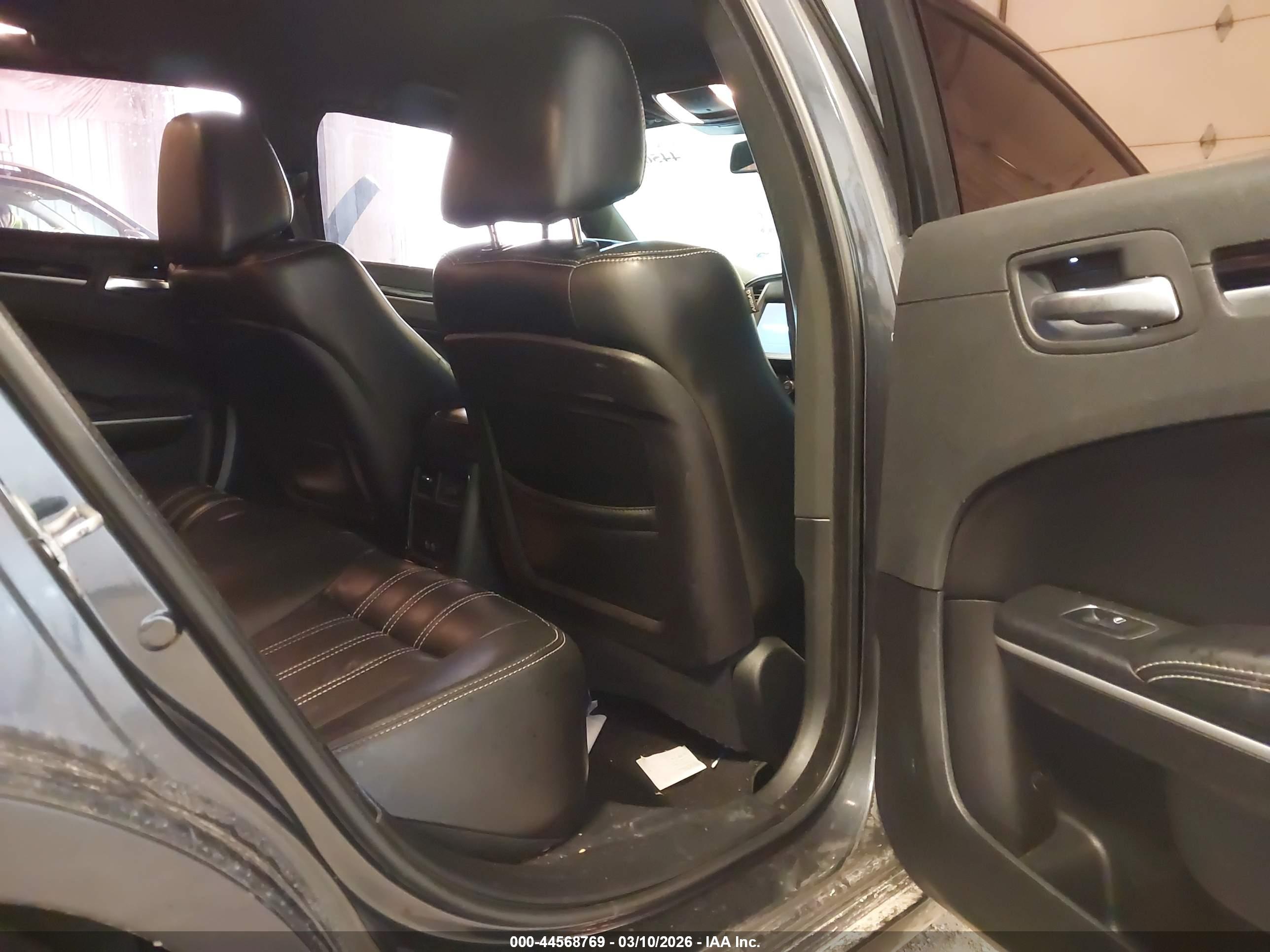 CHRYSLER 300 image 8