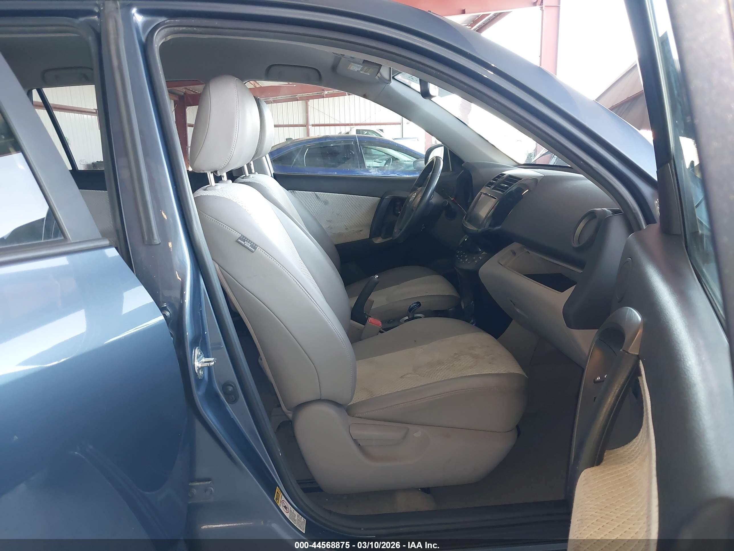 TOYOTA RAV4 image 5