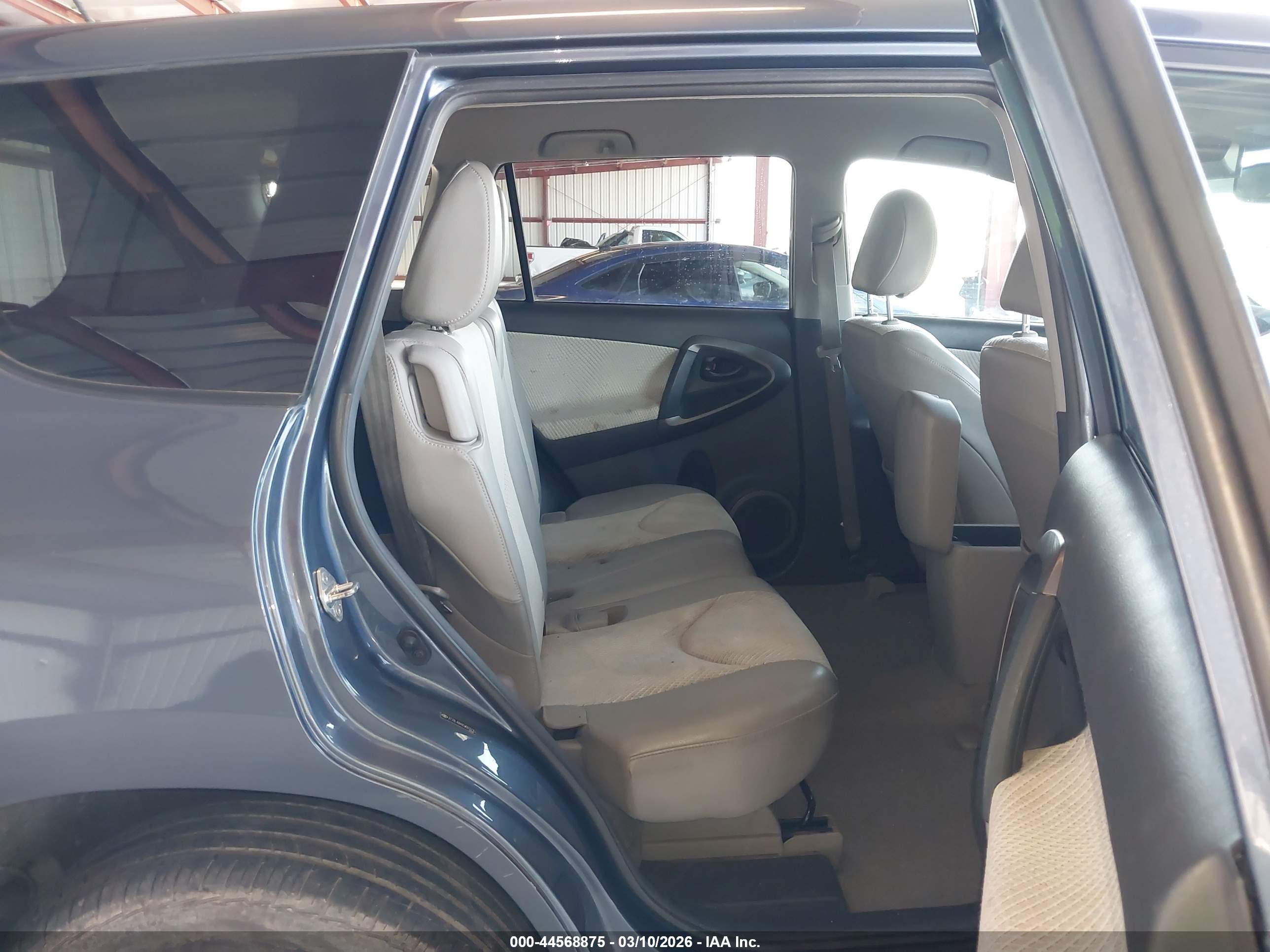TOYOTA RAV4 image 8