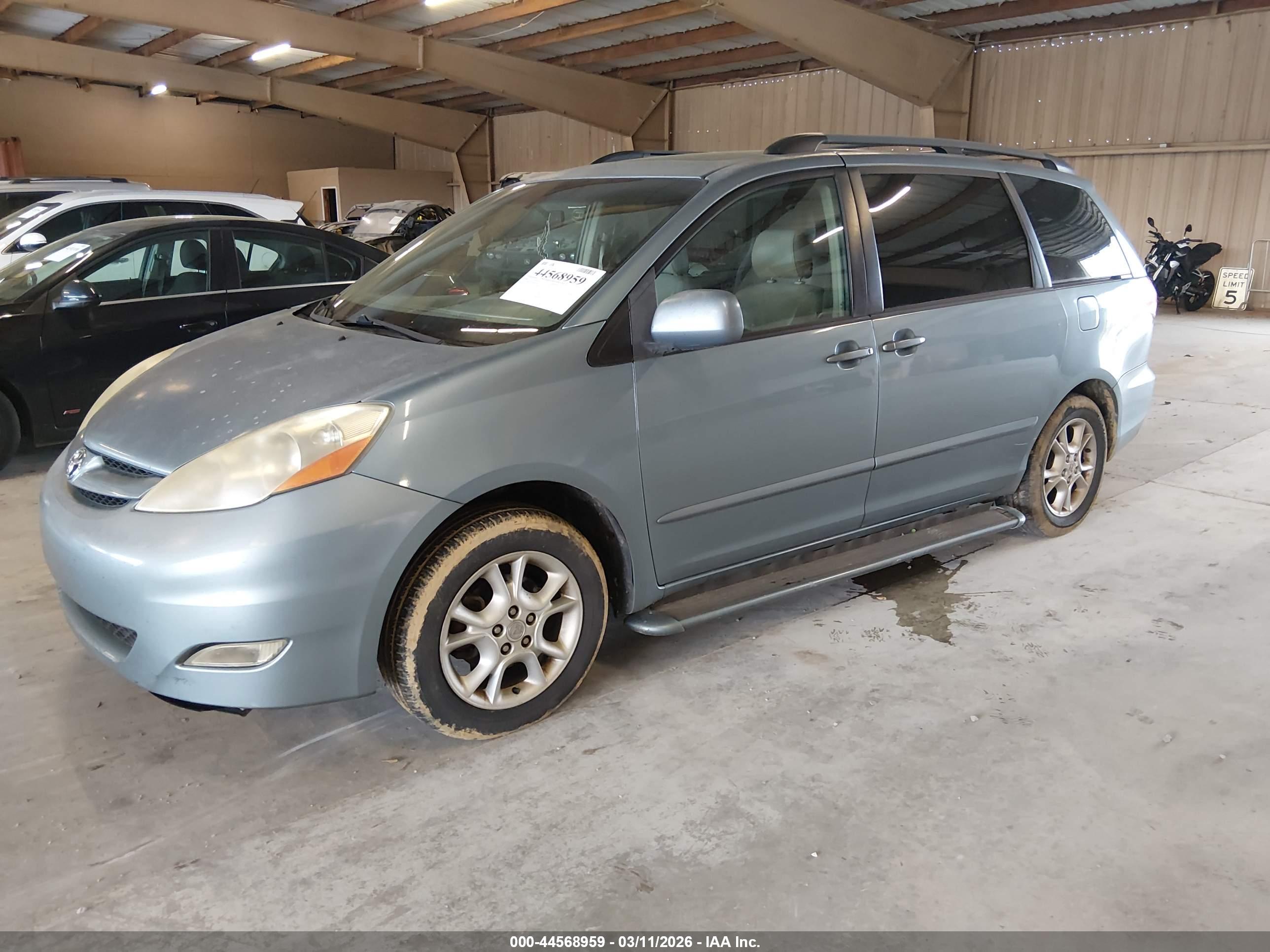 TOYOTA SIENNA image 2