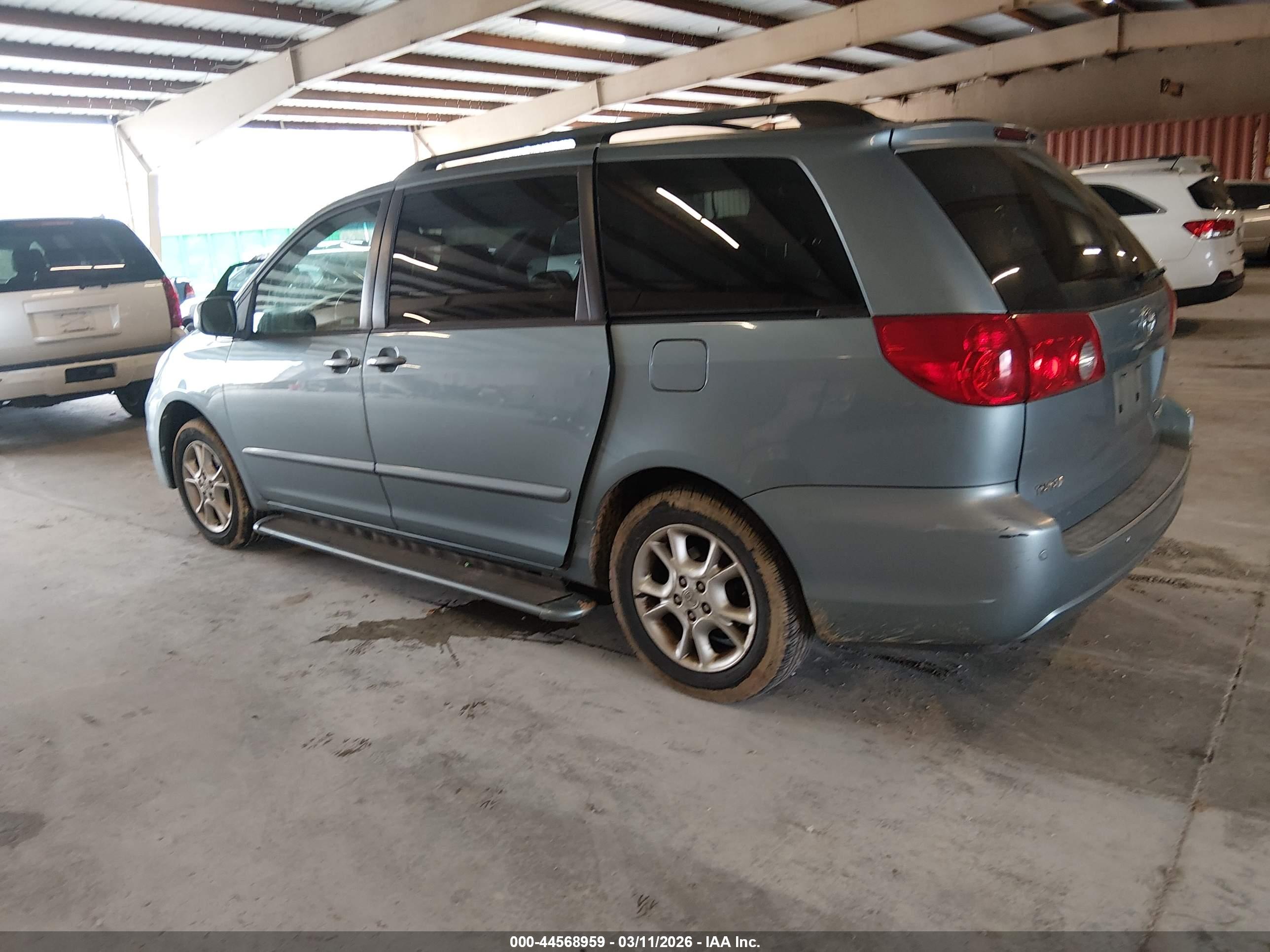 TOYOTA SIENNA image 3
