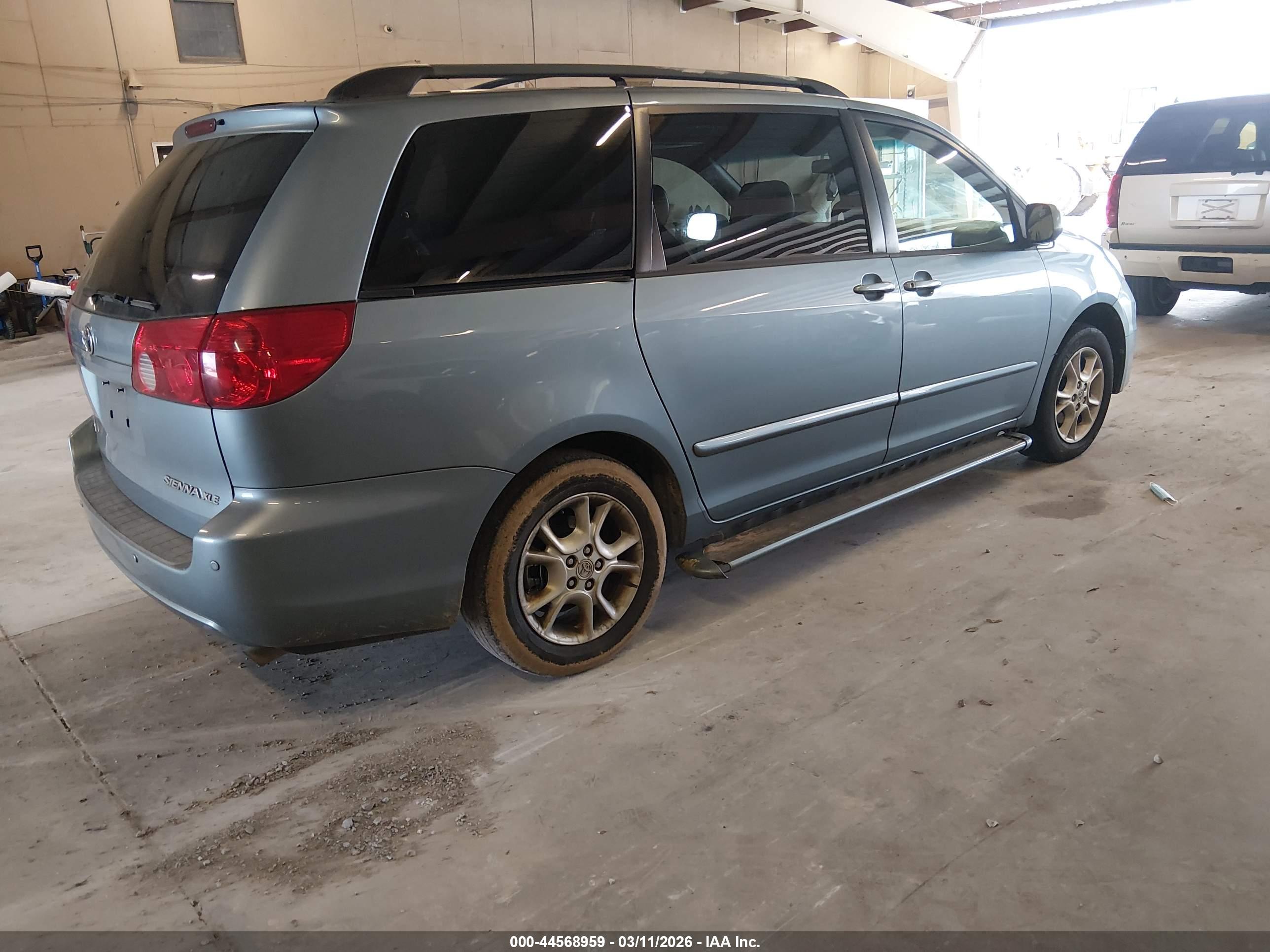 TOYOTA SIENNA image 4