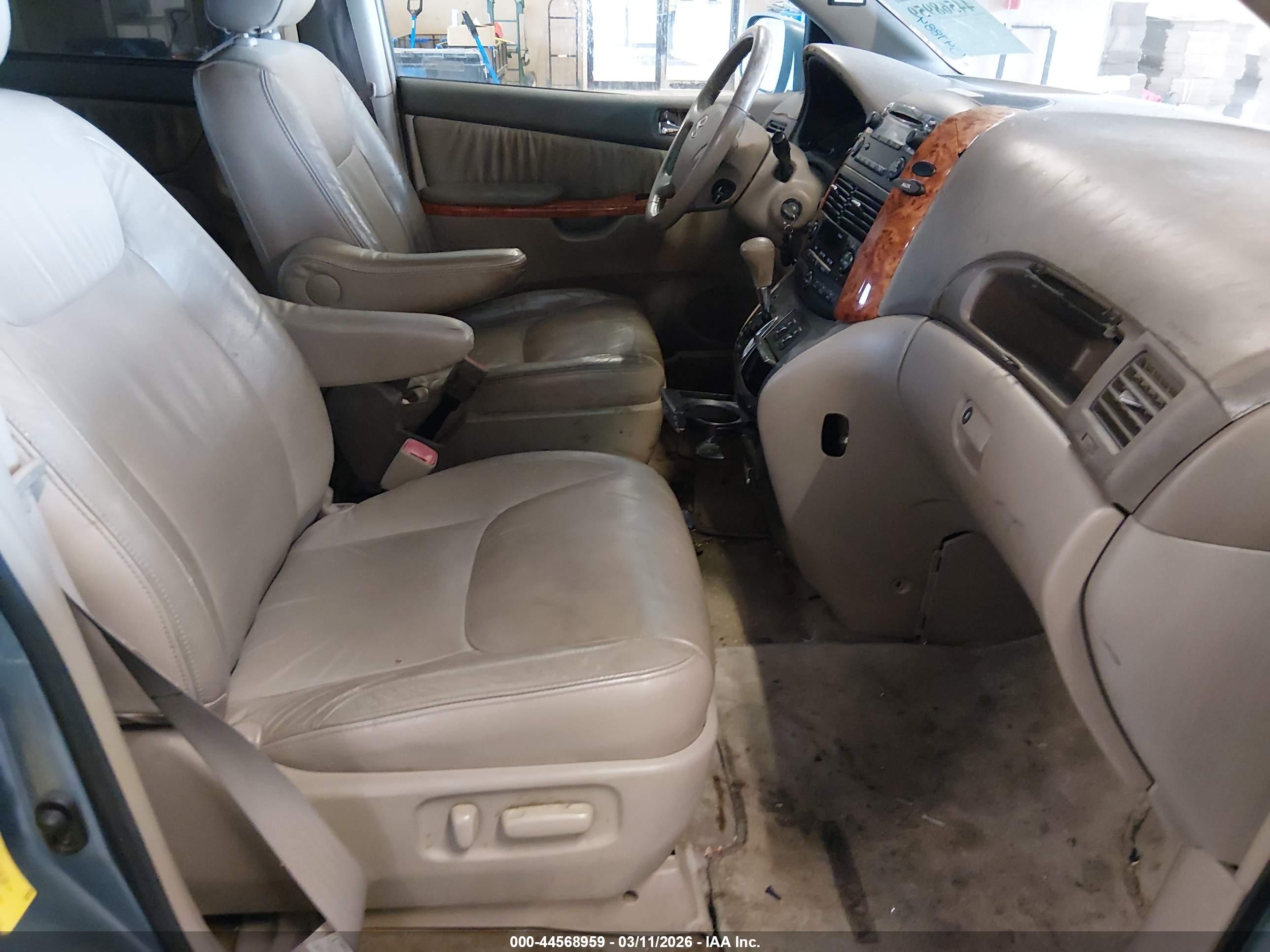 TOYOTA SIENNA image 5