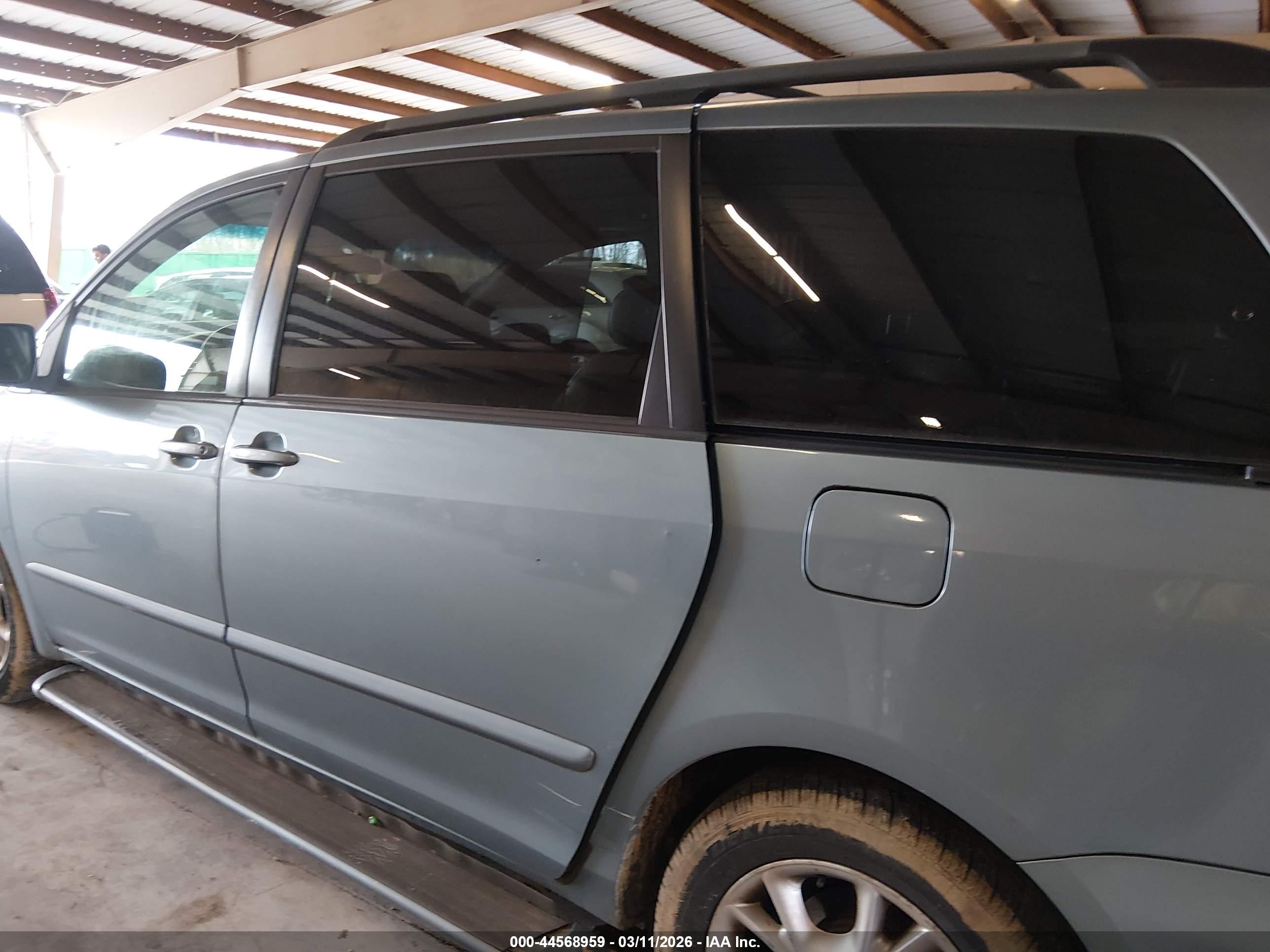 TOYOTA SIENNA image 6