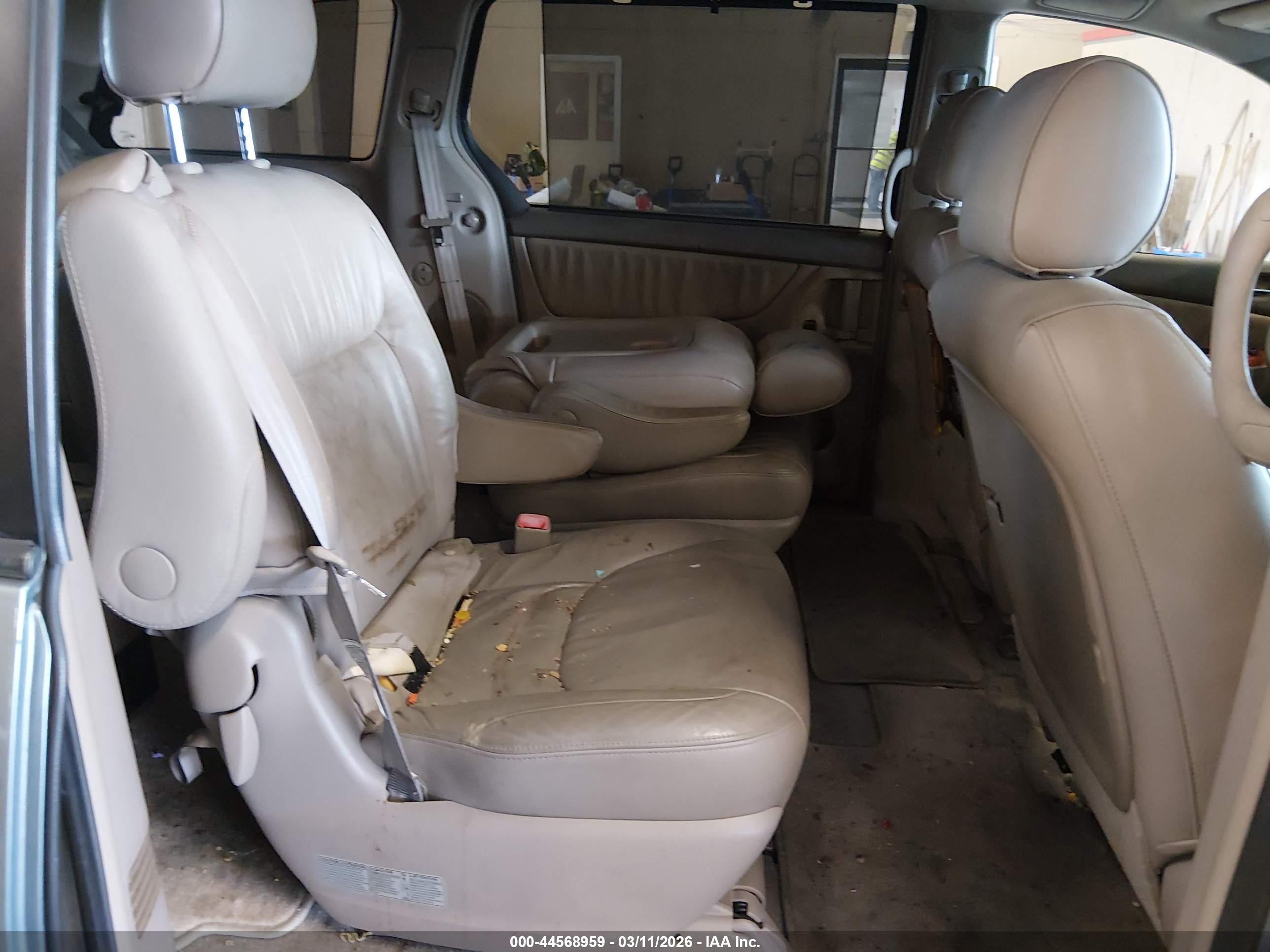 TOYOTA SIENNA image 8