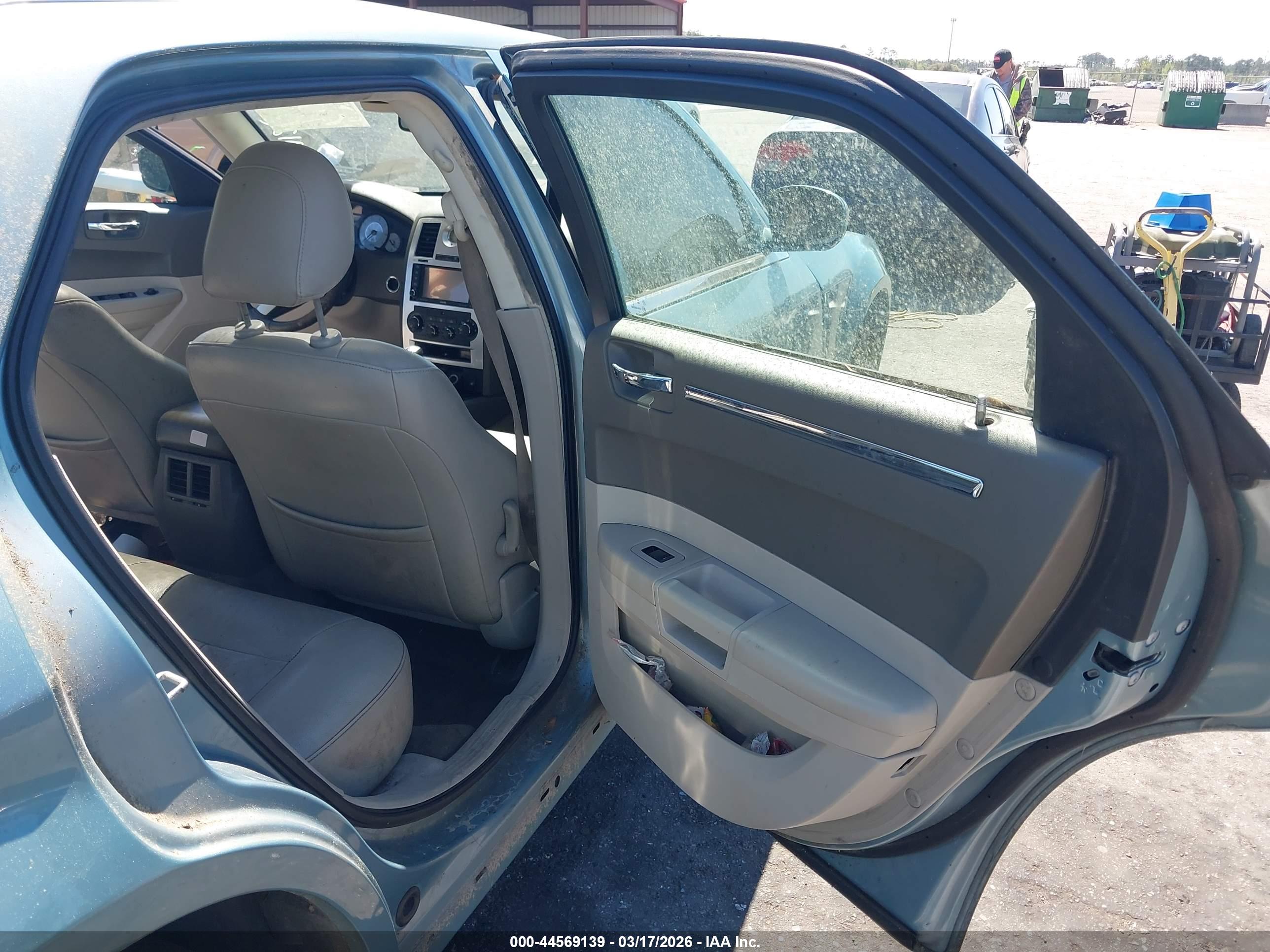CHRYSLER 300 image 8