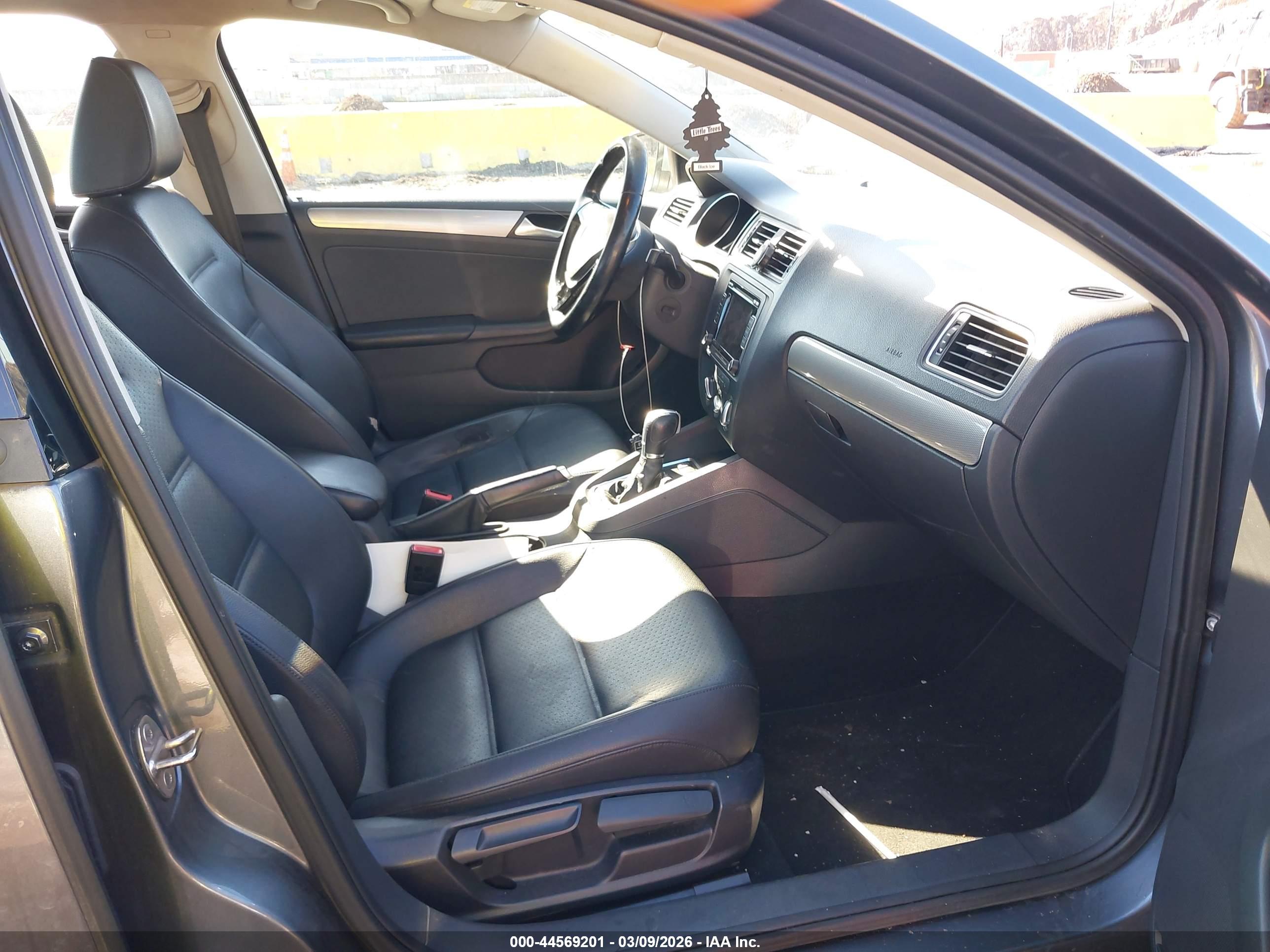 VOLKSWAGEN JETTA image 5