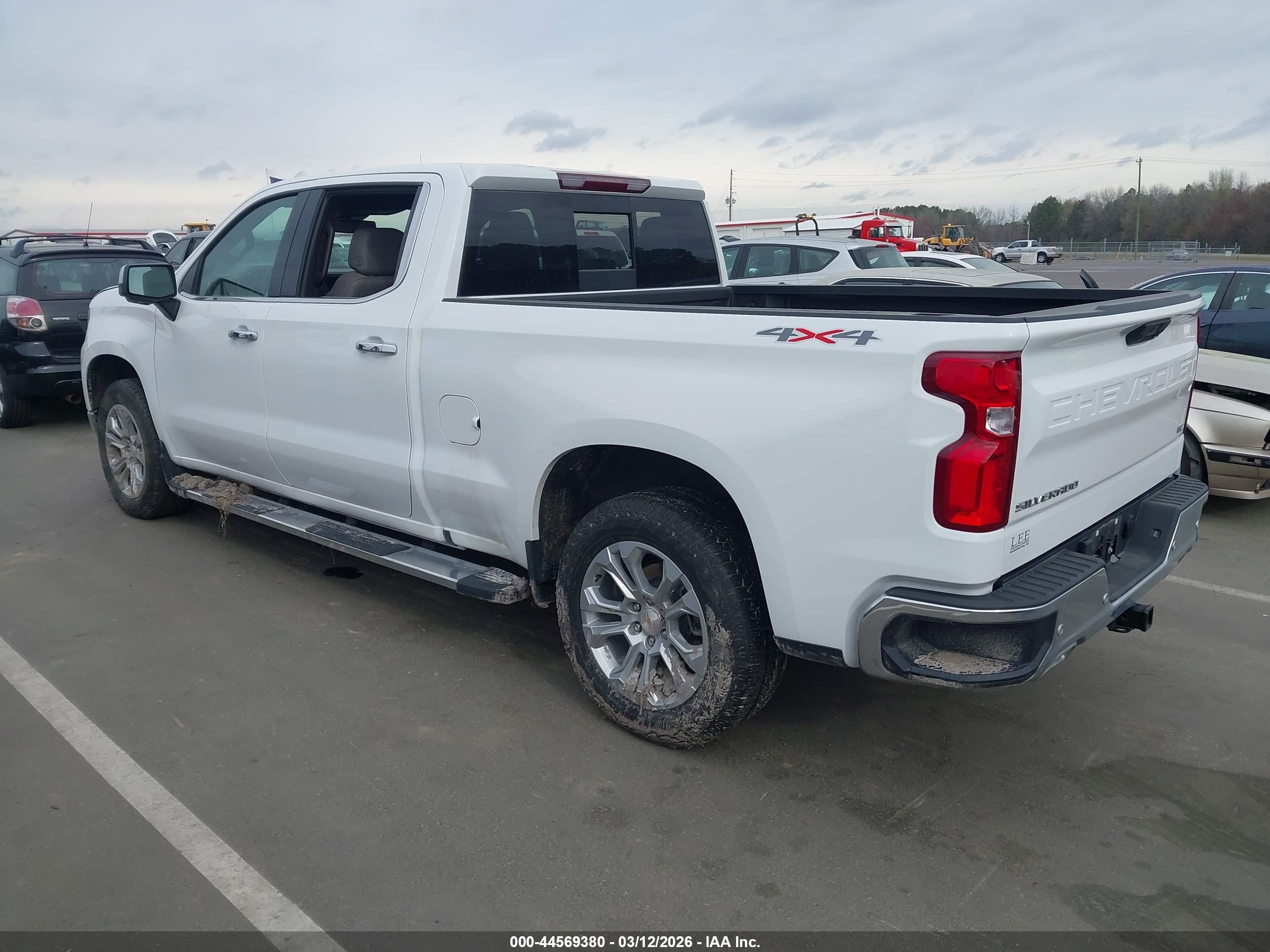 CHEVROLET SILVERADO image 3