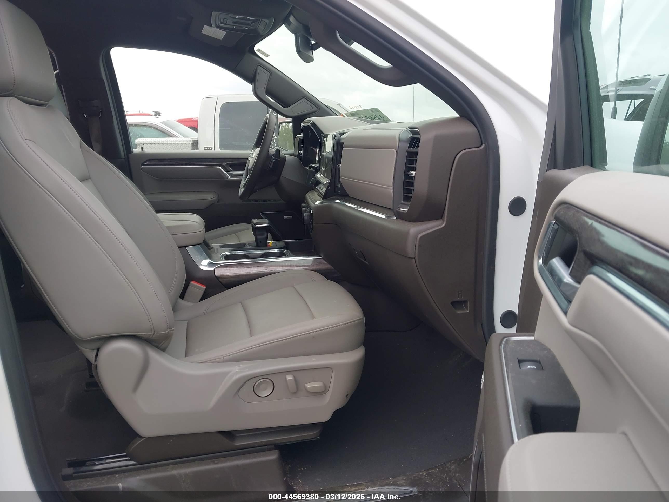 CHEVROLET SILVERADO image 5