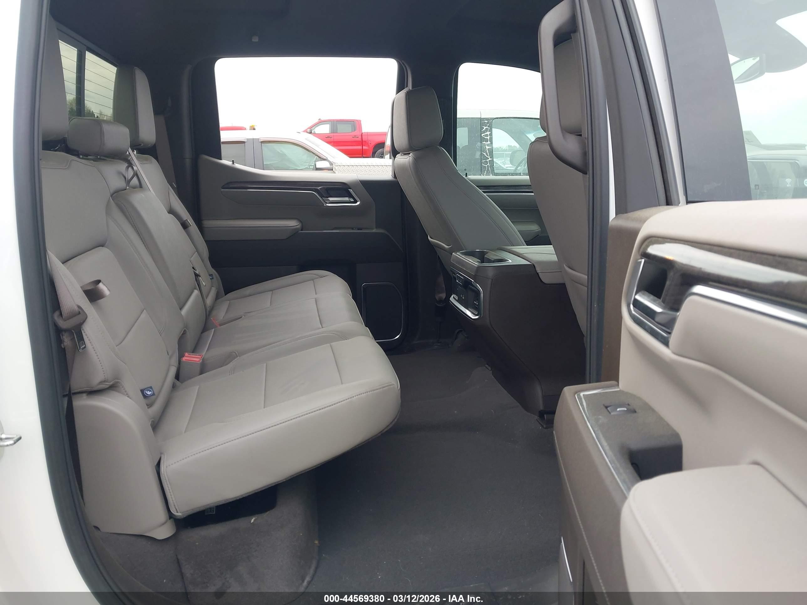 CHEVROLET SILVERADO image 8