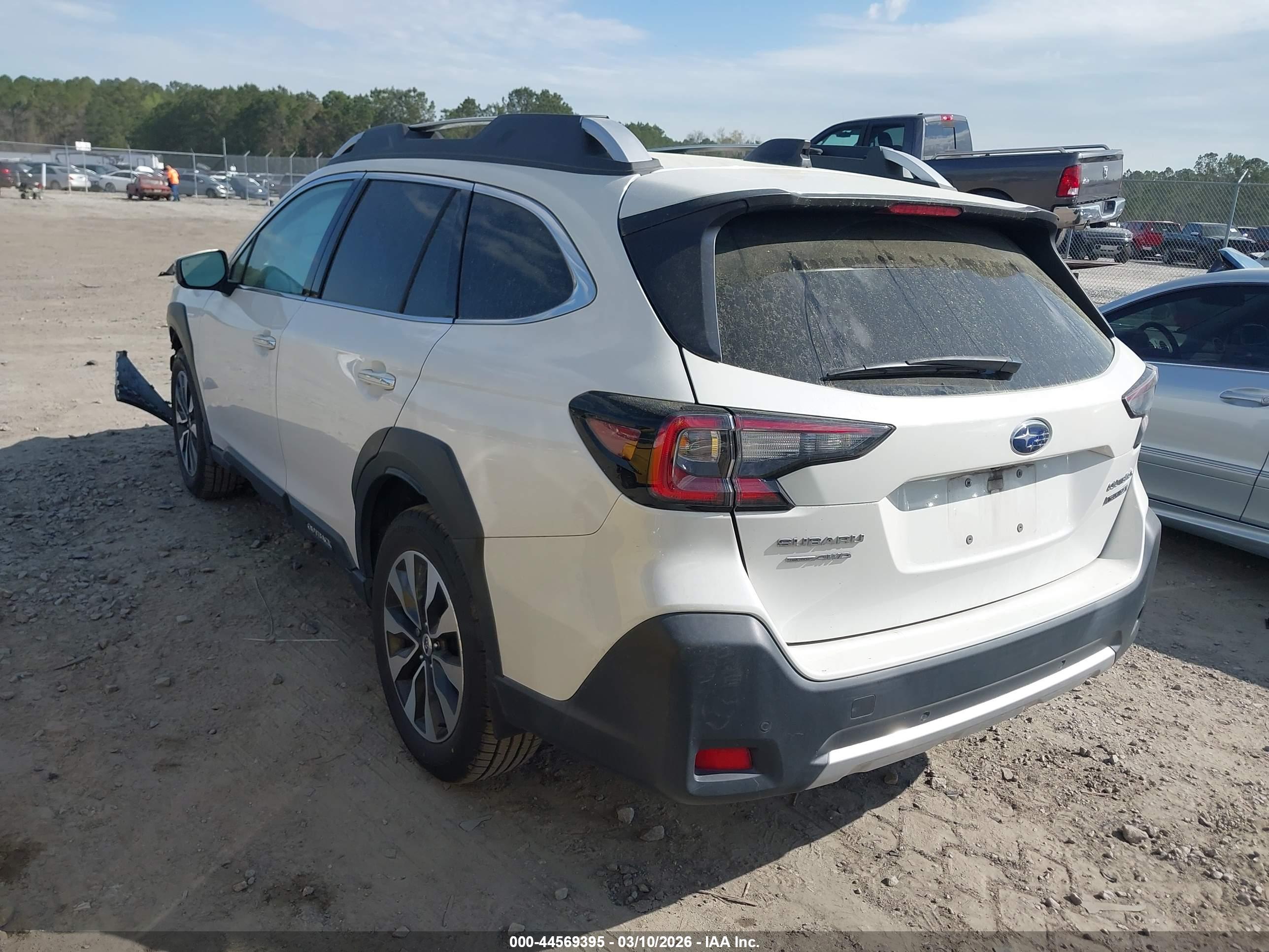 SUBARU OUTBACK image 3