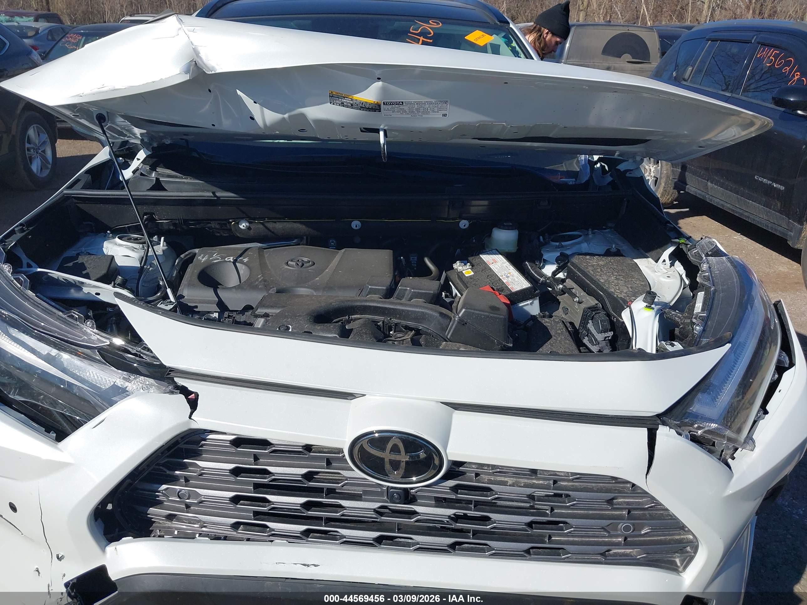 TOYOTA RAV4 image 10