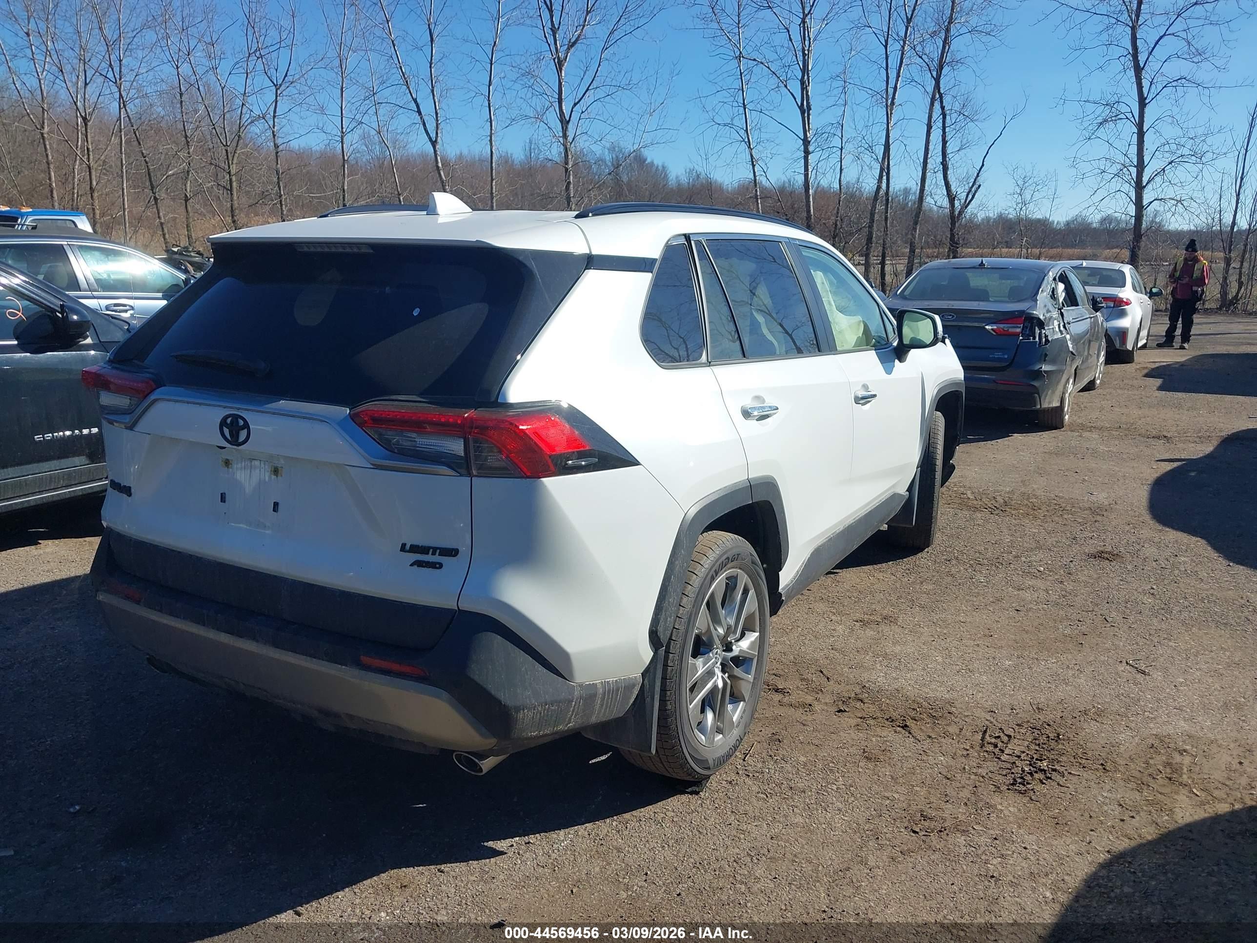 TOYOTA RAV4 image 4
