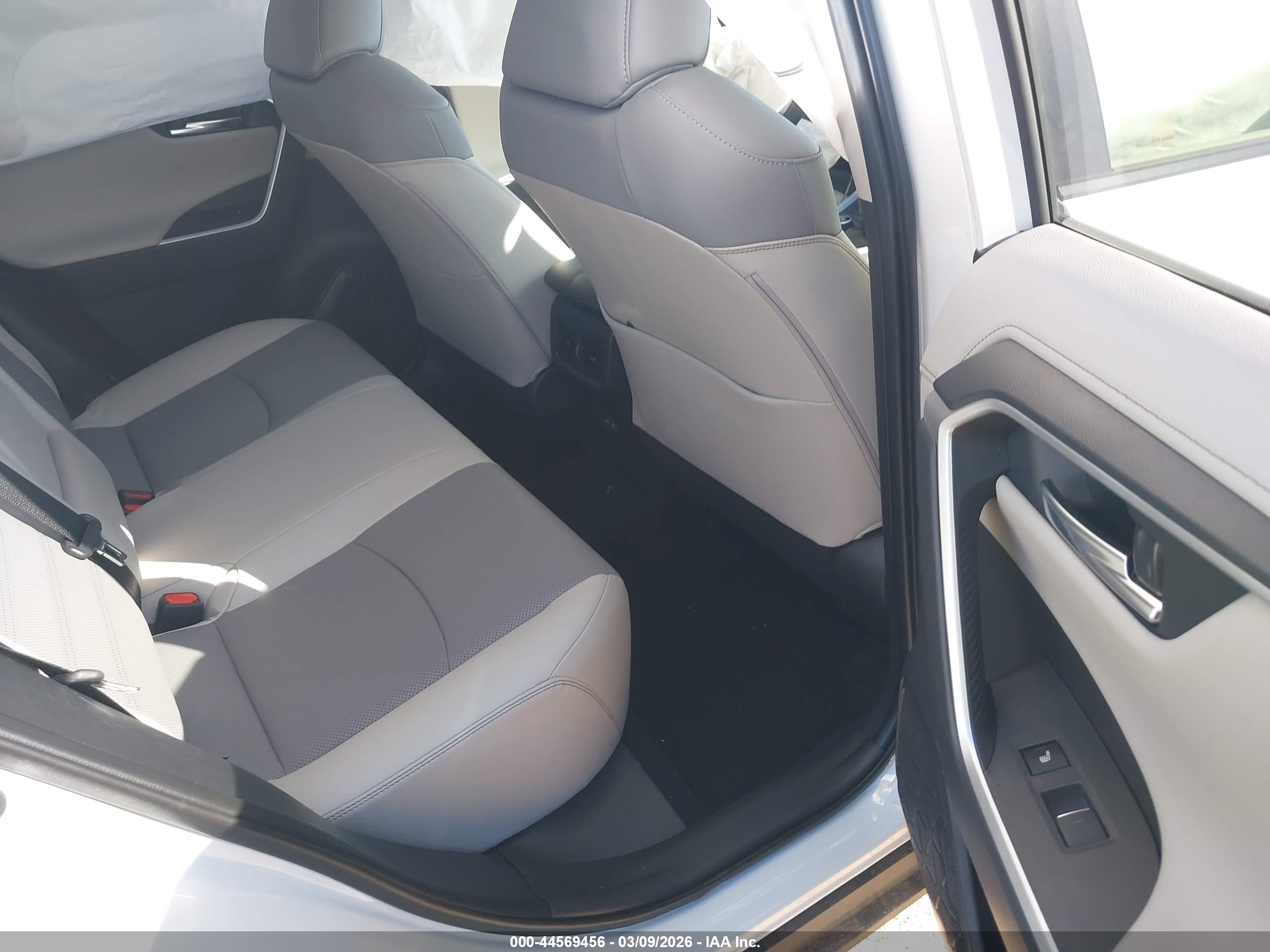TOYOTA RAV4 image 8